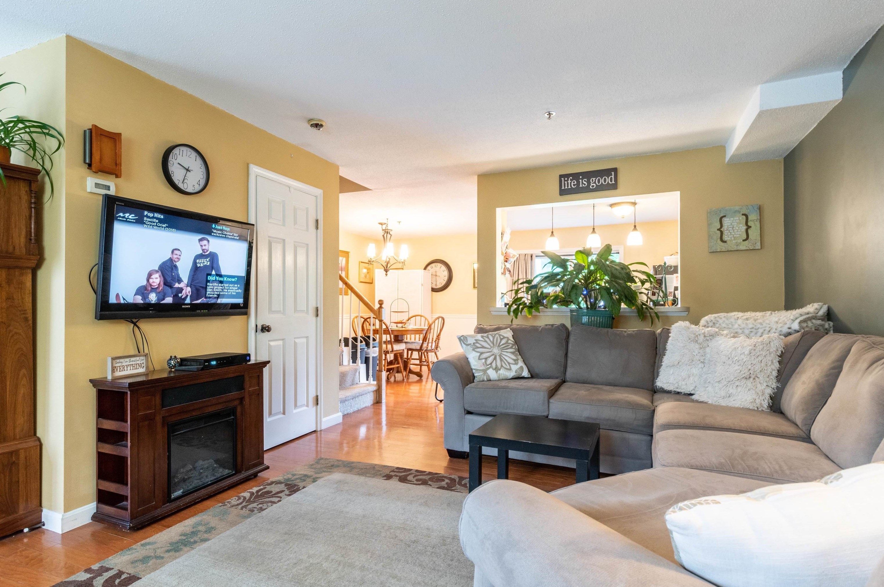 34 Riviera Rd, Hudson NH  03051-3372 exterior