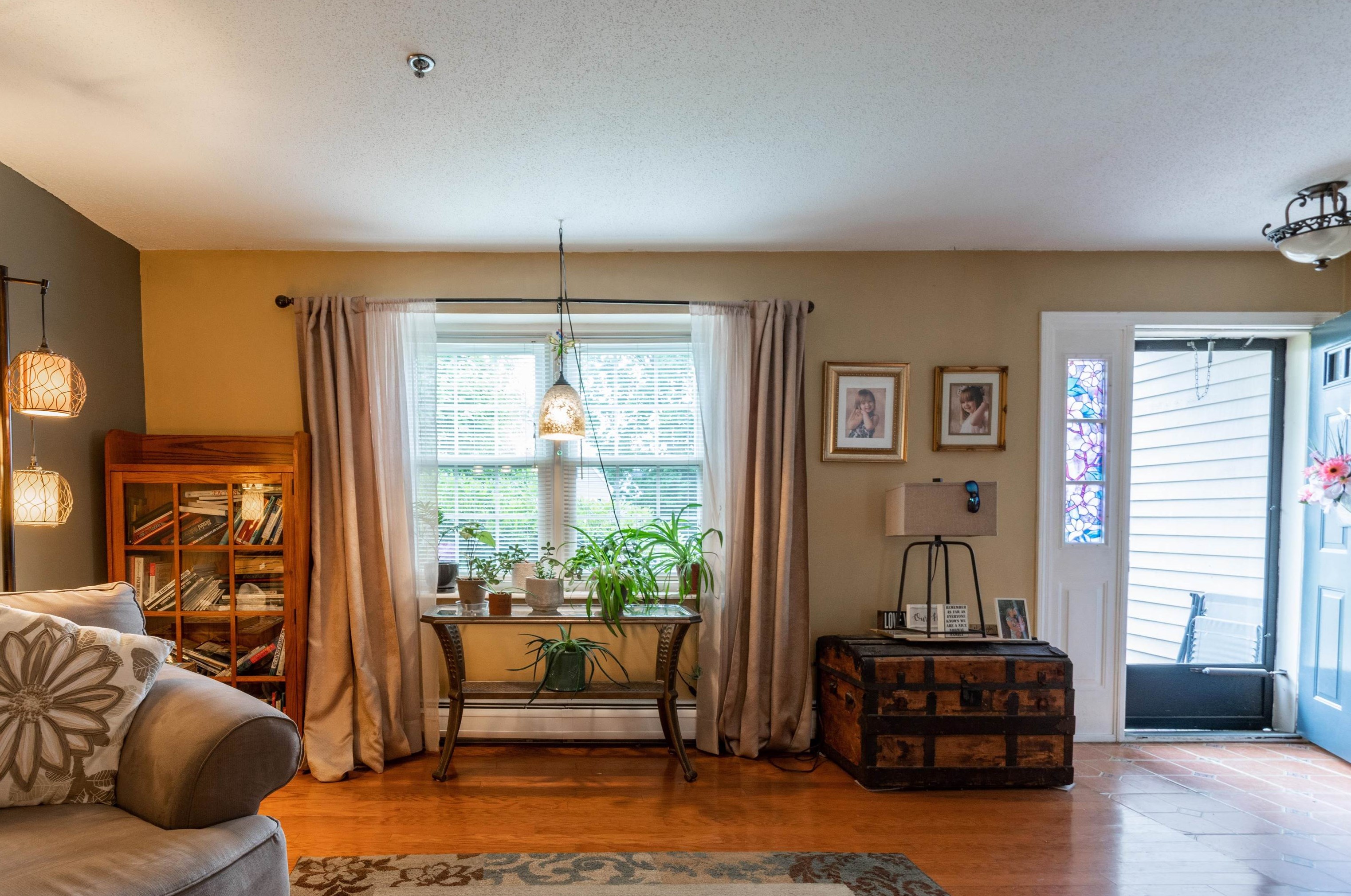 34 Riviera Rd, Hudson NH  03051-3372 exterior