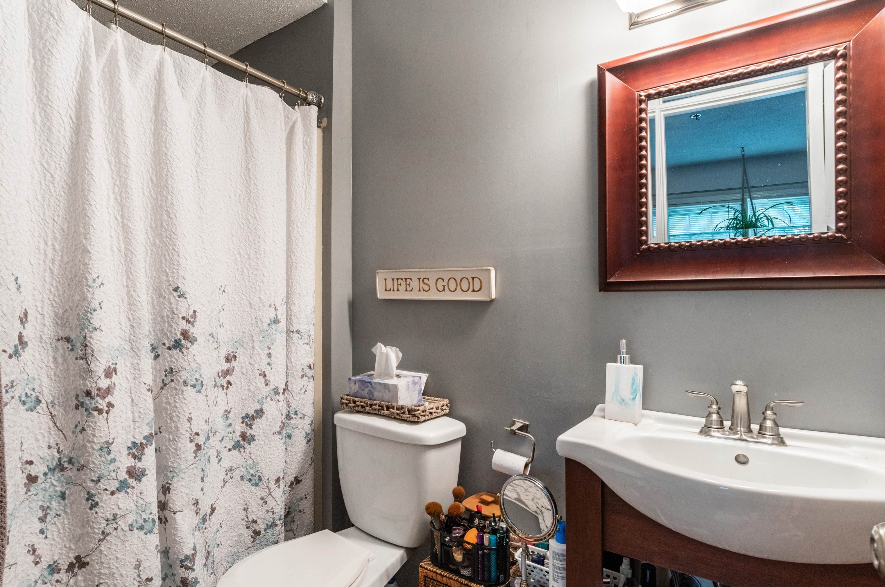 34 Riviera Rd, Hudson NH  03051-3372 exterior