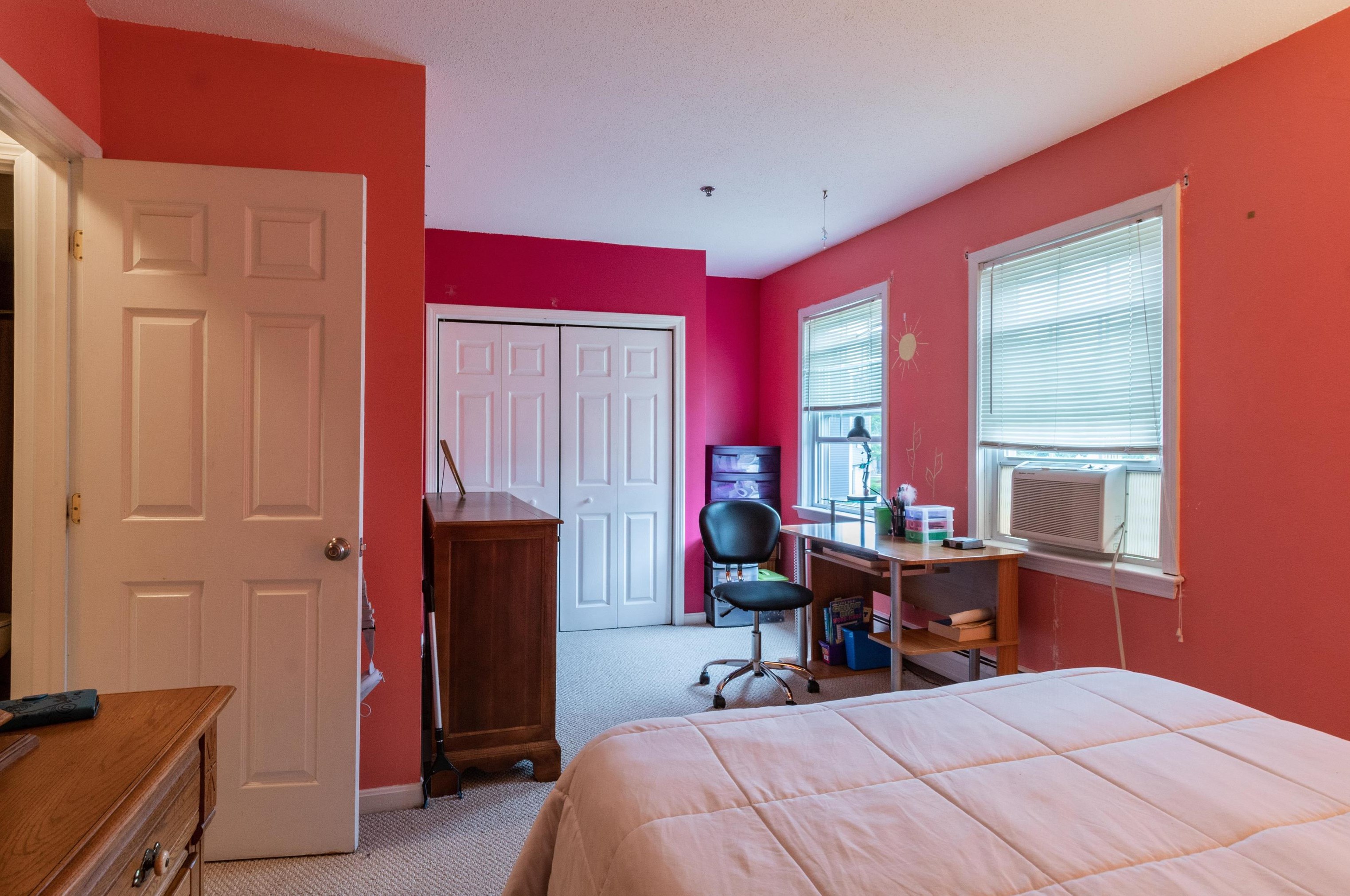 34 Riviera Rd, Hudson NH  03051-3372 exterior