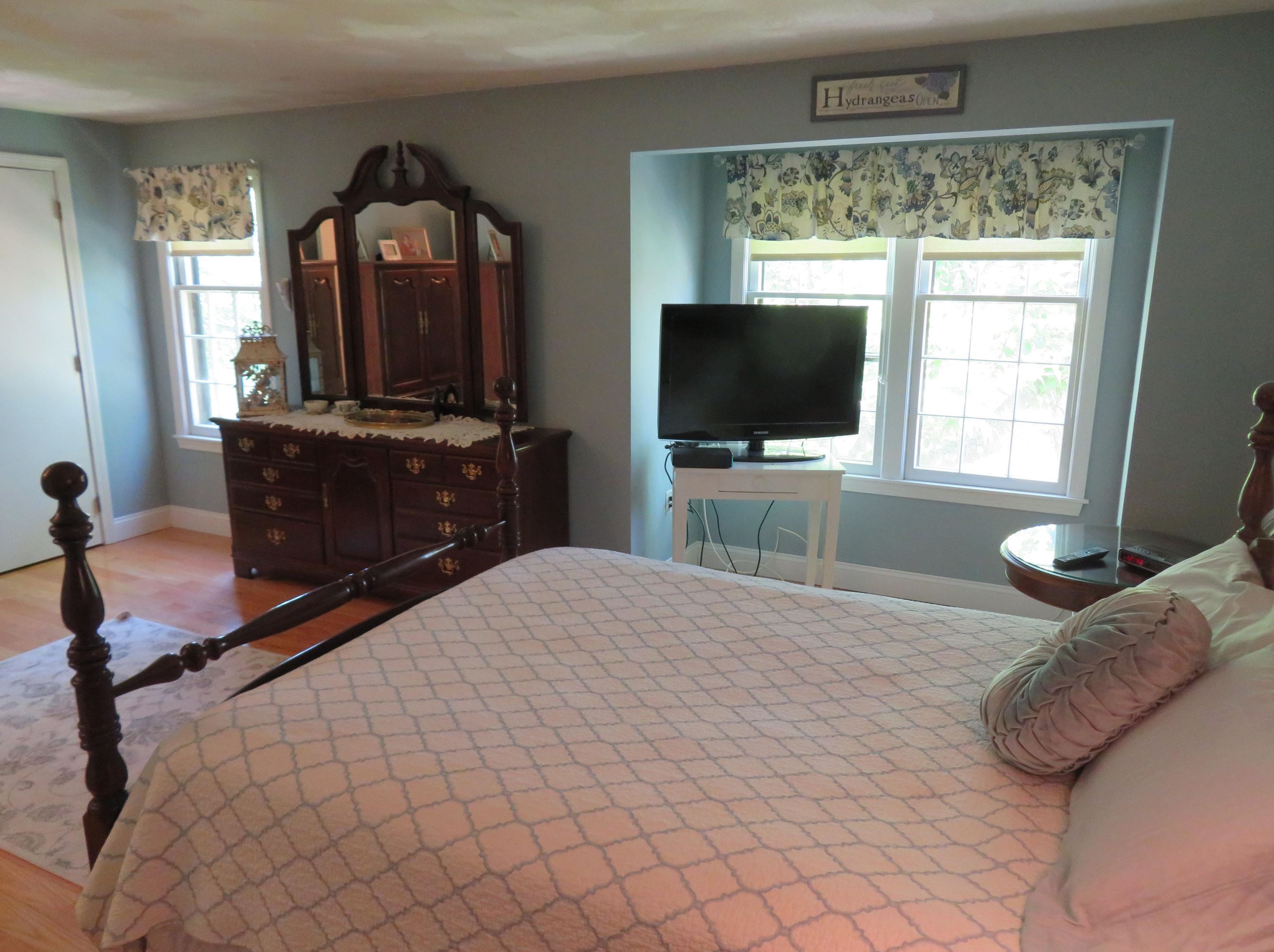 1 Apache Way, Tewksbury MA 01876-4617 exterior