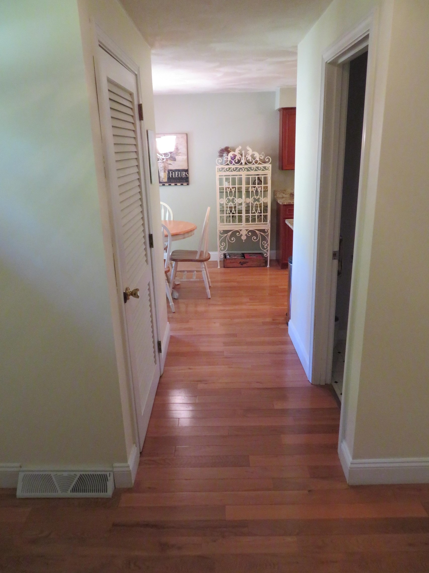 1 Apache Way, Tewksbury MA 01876-4617 exterior