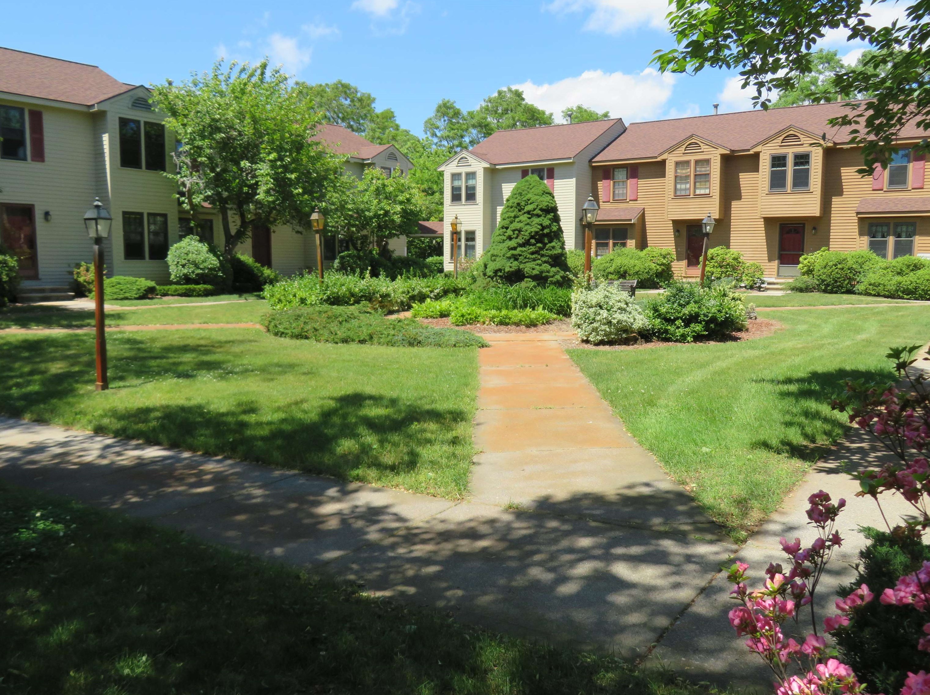 1 Apache Way, Tewksbury MA 01876-4617 exterior