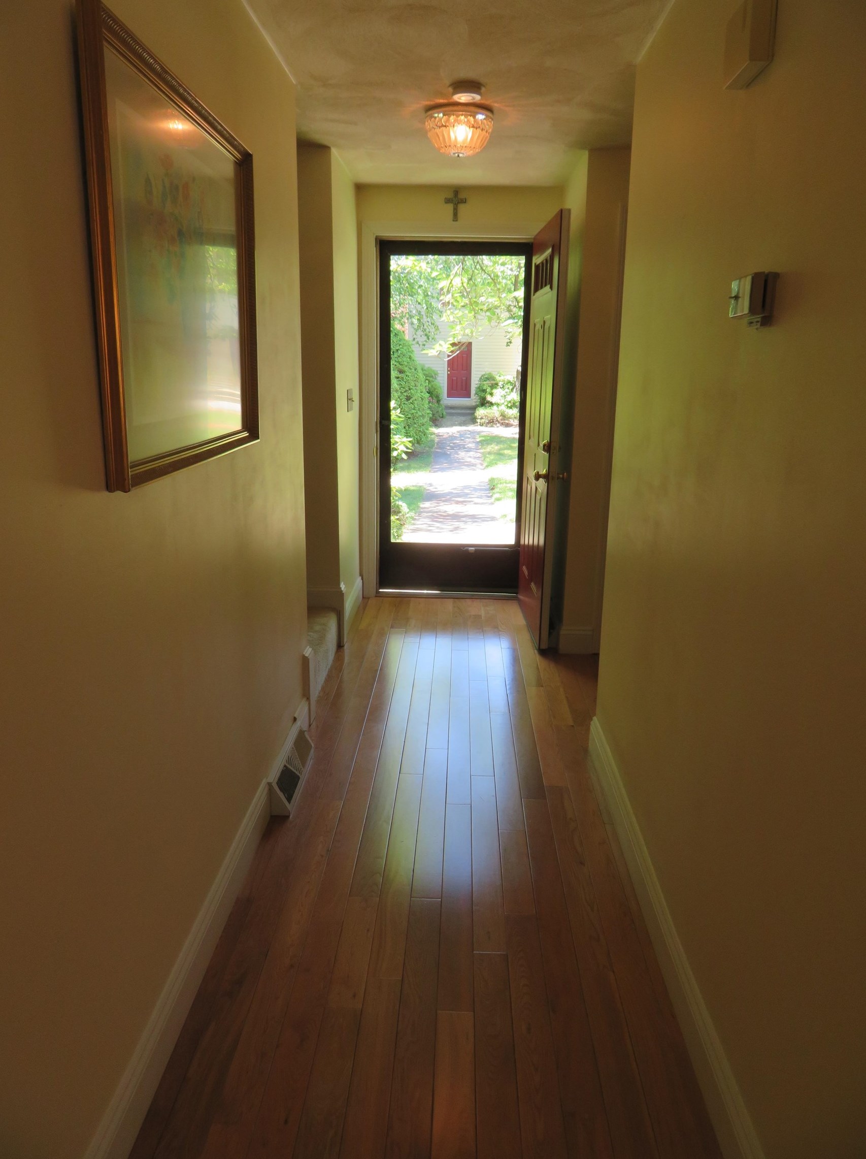 1 Apache Way, Tewksbury MA 01876-4617 exterior