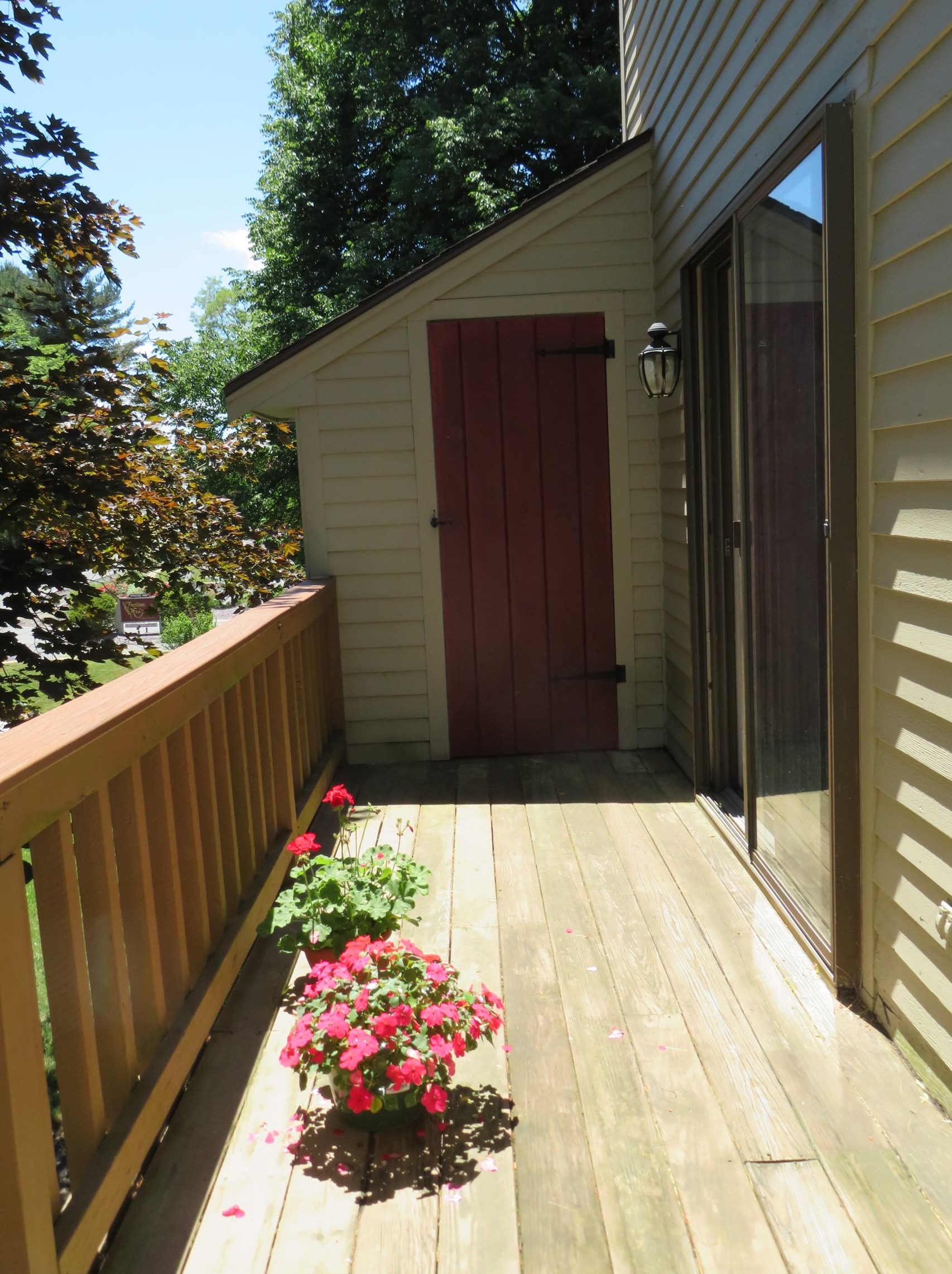 1 Apache Way, Tewksbury MA 01876-4617 exterior