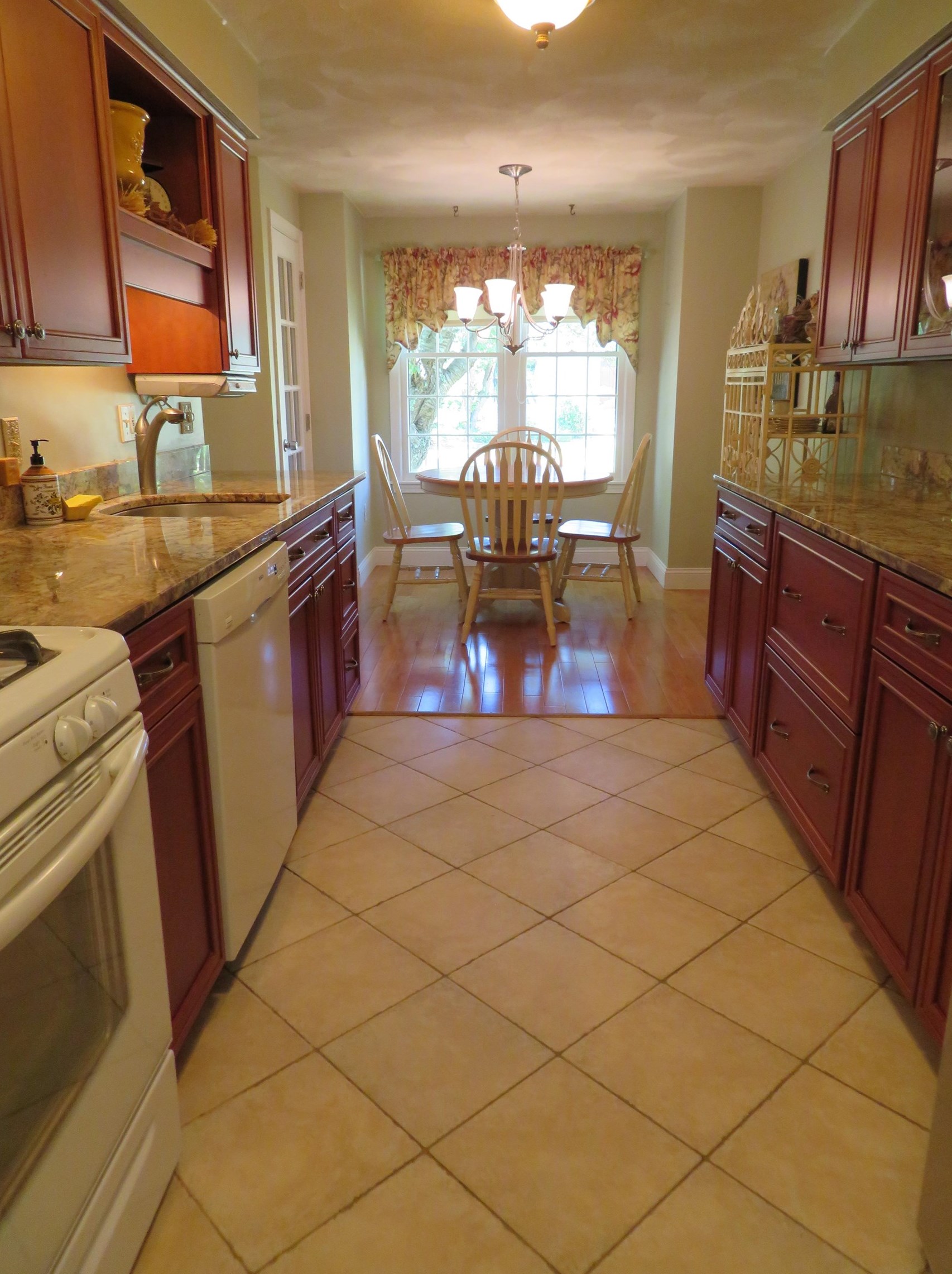 1 Apache Way, Tewksbury MA 01876-4617 exterior