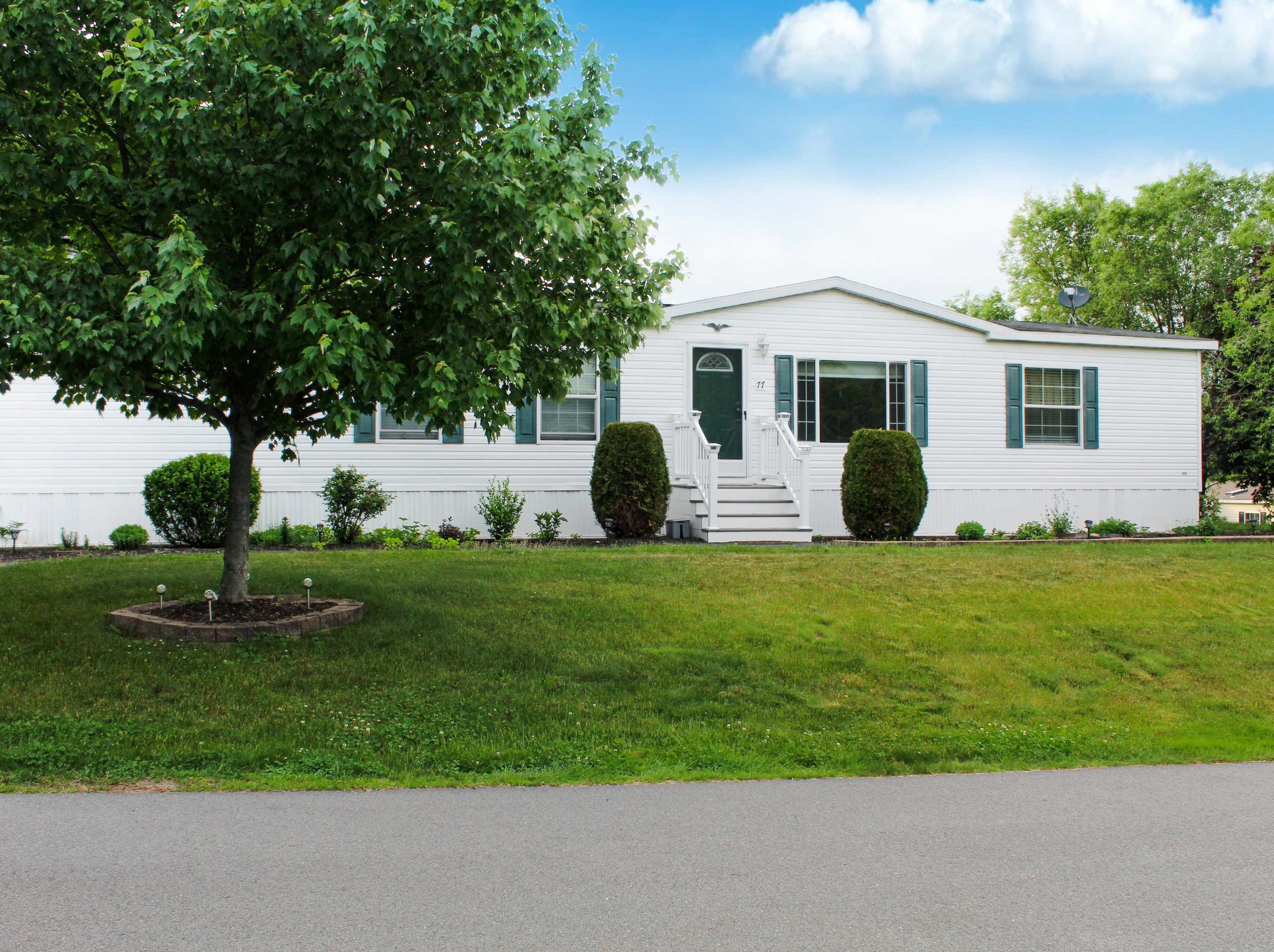 77 Seneca St, Rochester, NH 03867-5167