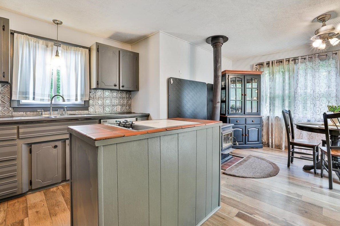 2 Harvest Dr, Derry NH  03038-4872 exterior