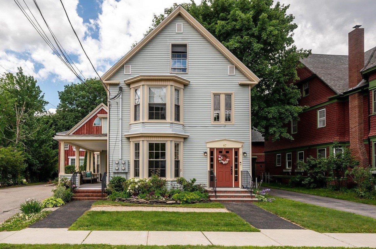 87 Charles St, Rochester, NH 03867-3414