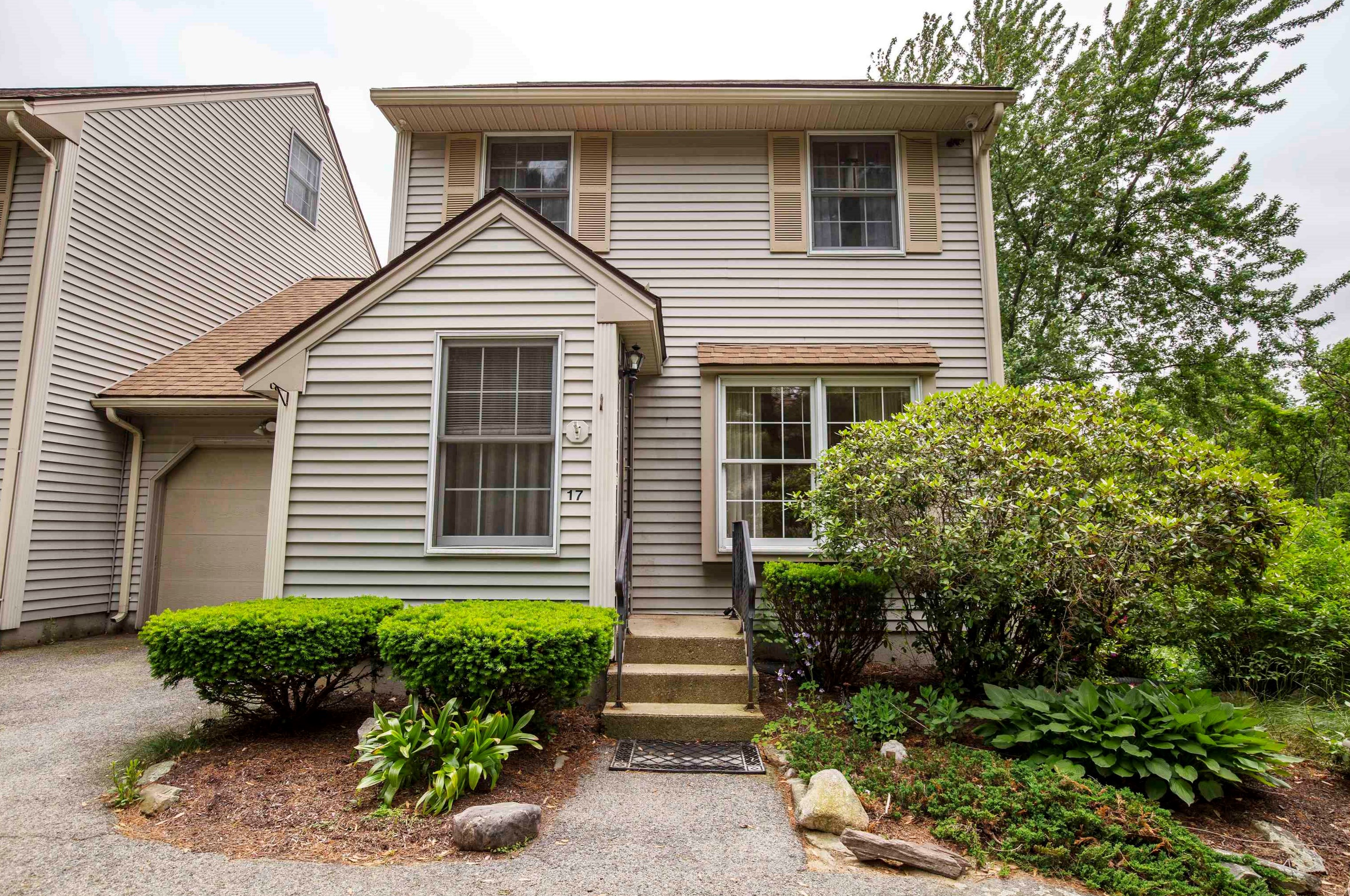 17 Larson Dr, Hampstead, NH 03841