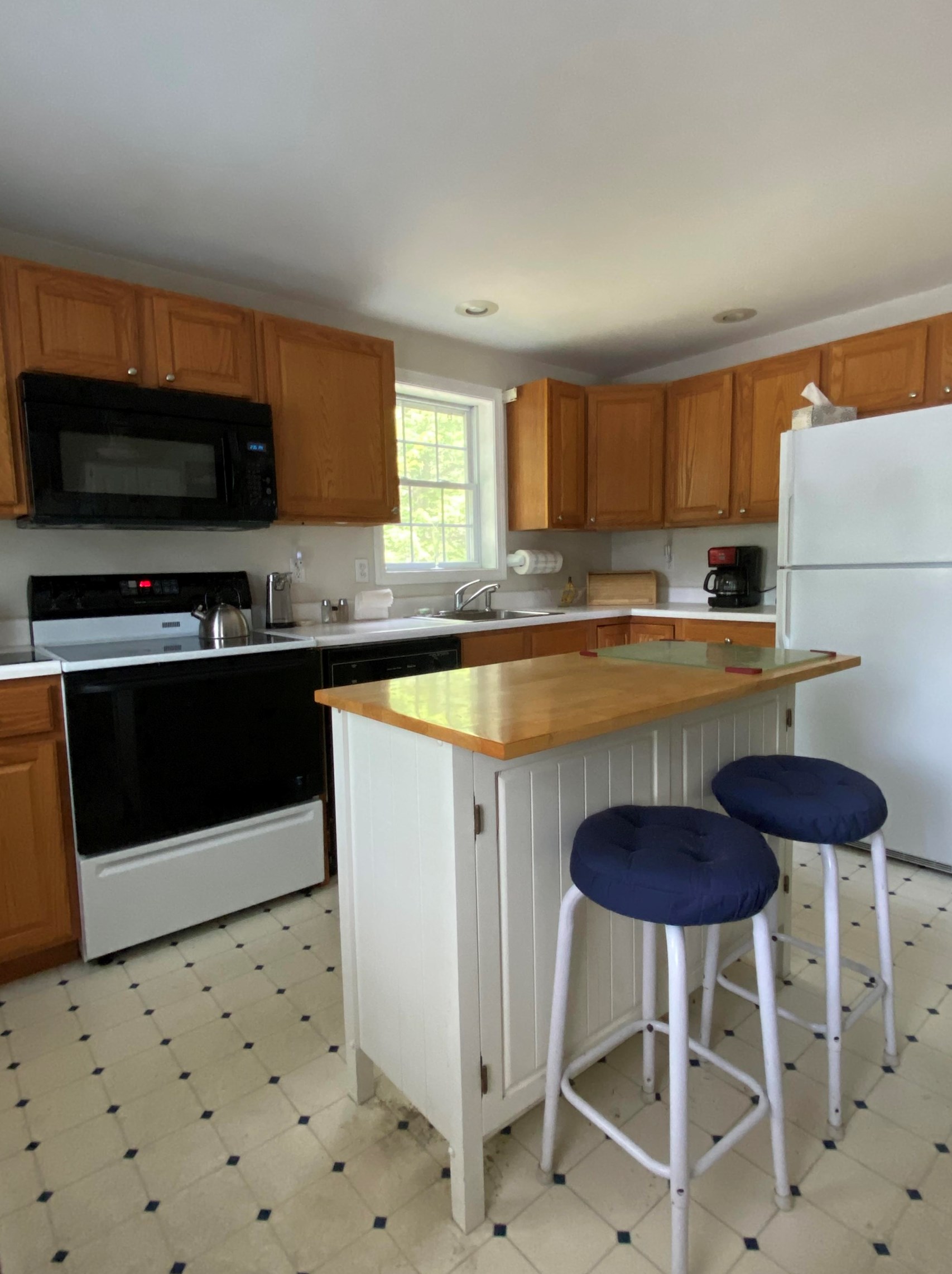 170 Jefferson Dr, Hillsboro, NH 03244