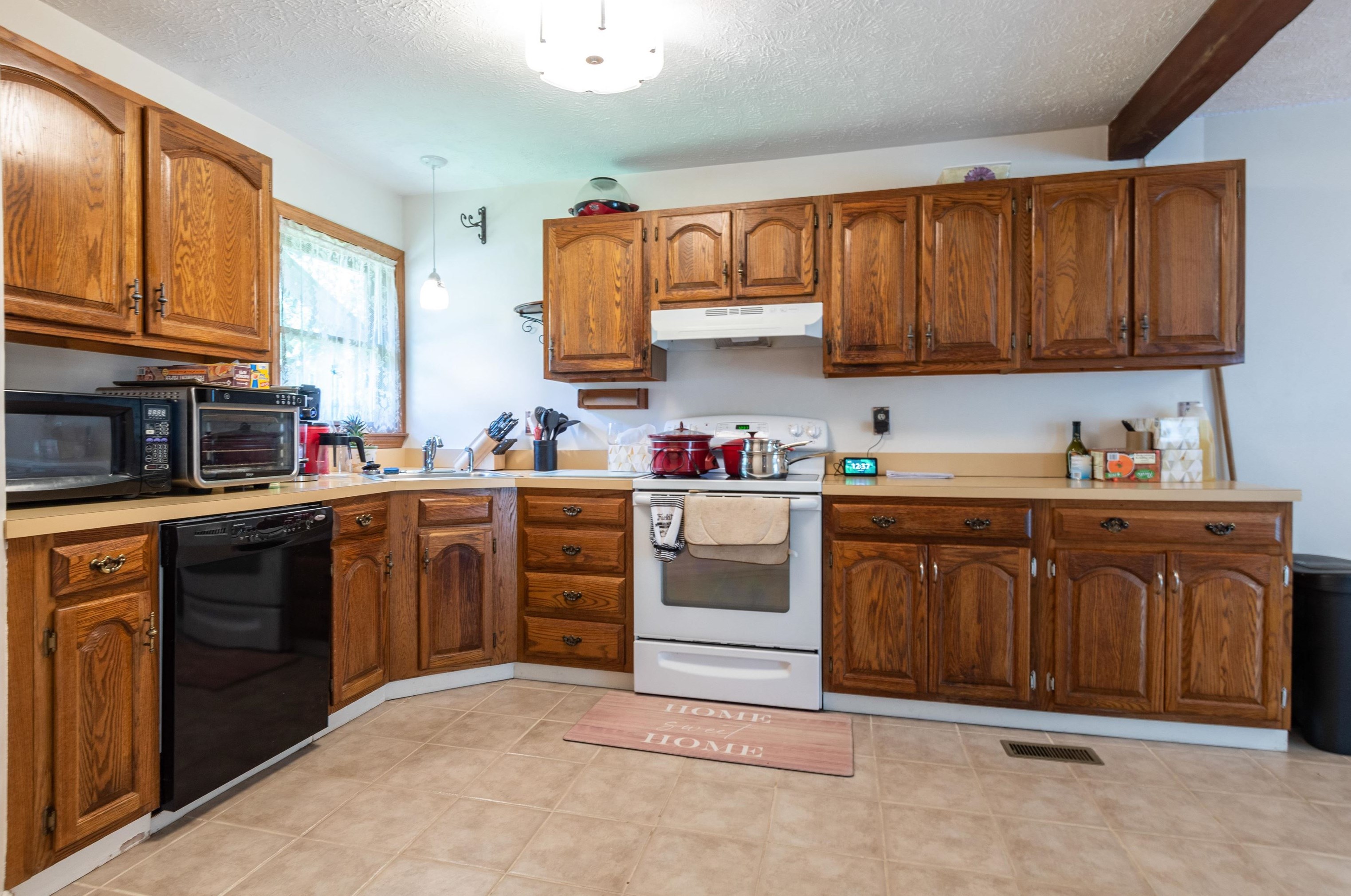 8 Kingston Way #b, Hudson, NH 03051