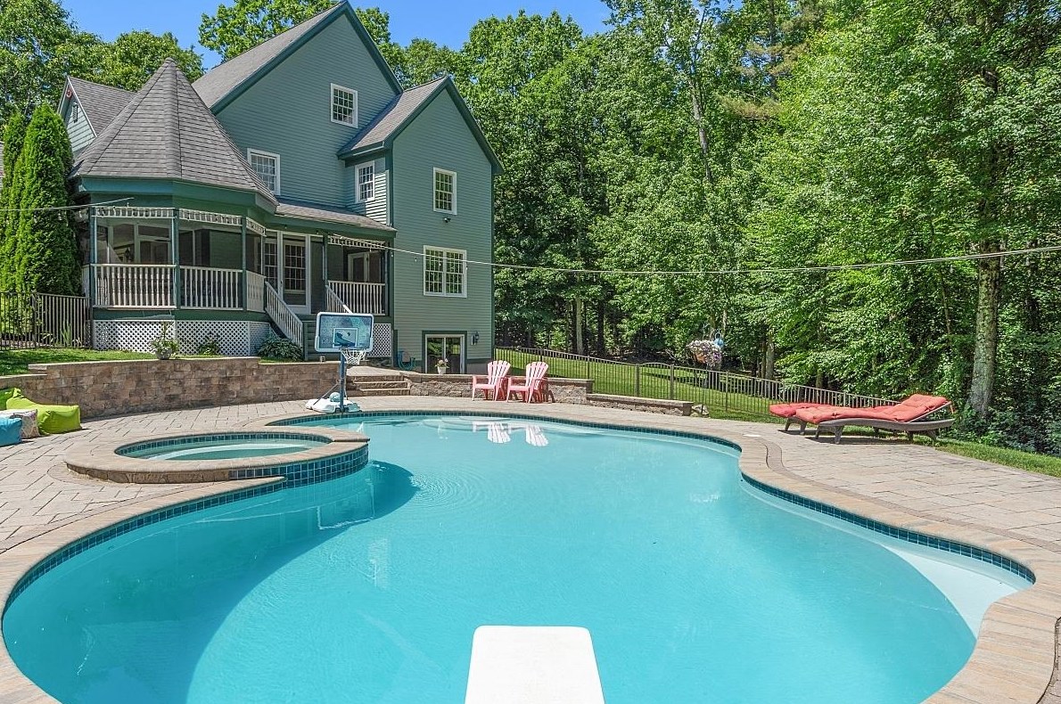 25 Winterberry Ln, North Hampton, NH 03862