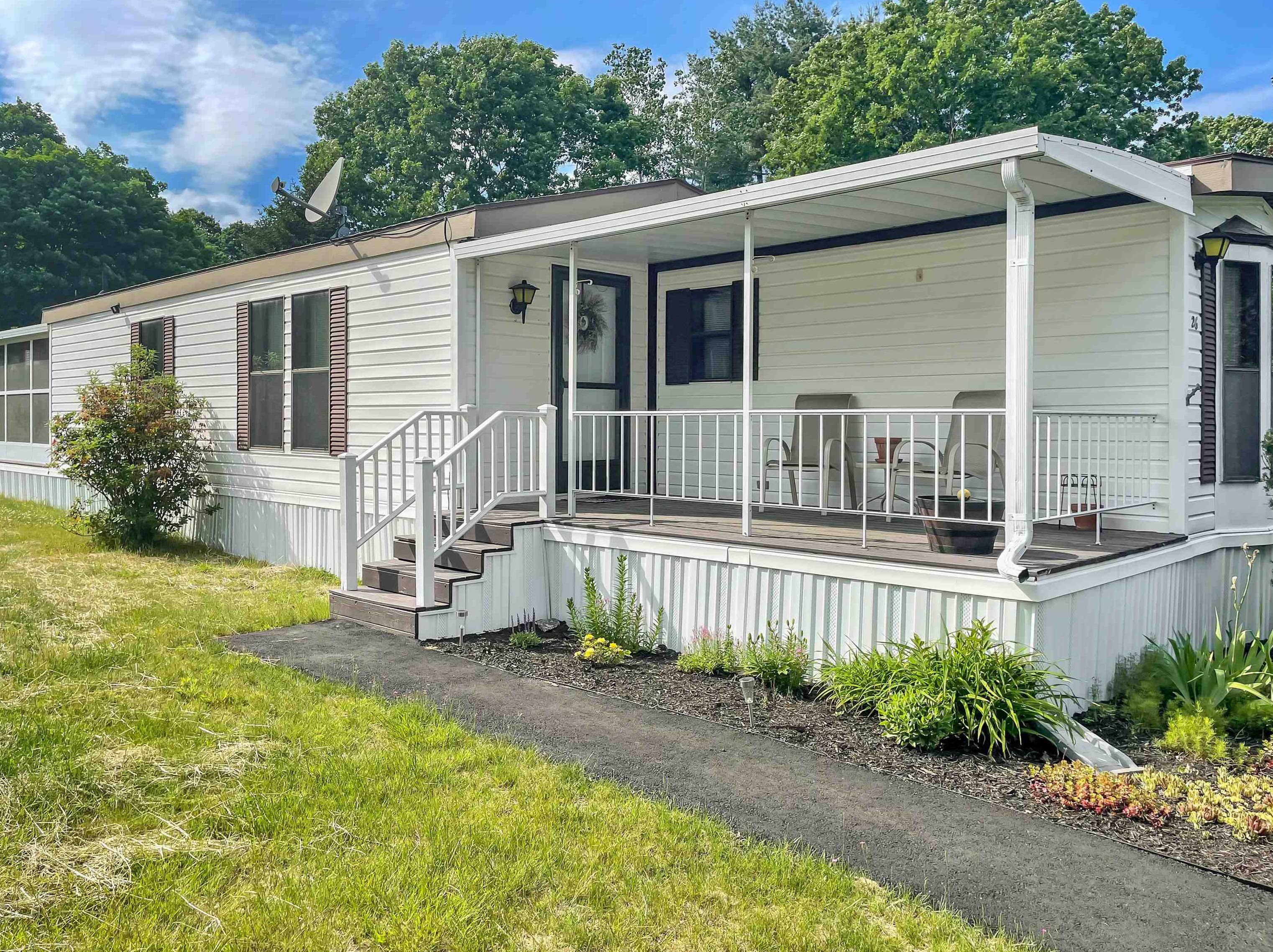 26 Cherokee Way, Rochester, NH 03867