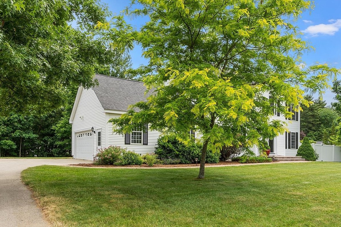 2 Whippoorwill Cir, Londonderry, NH 03053