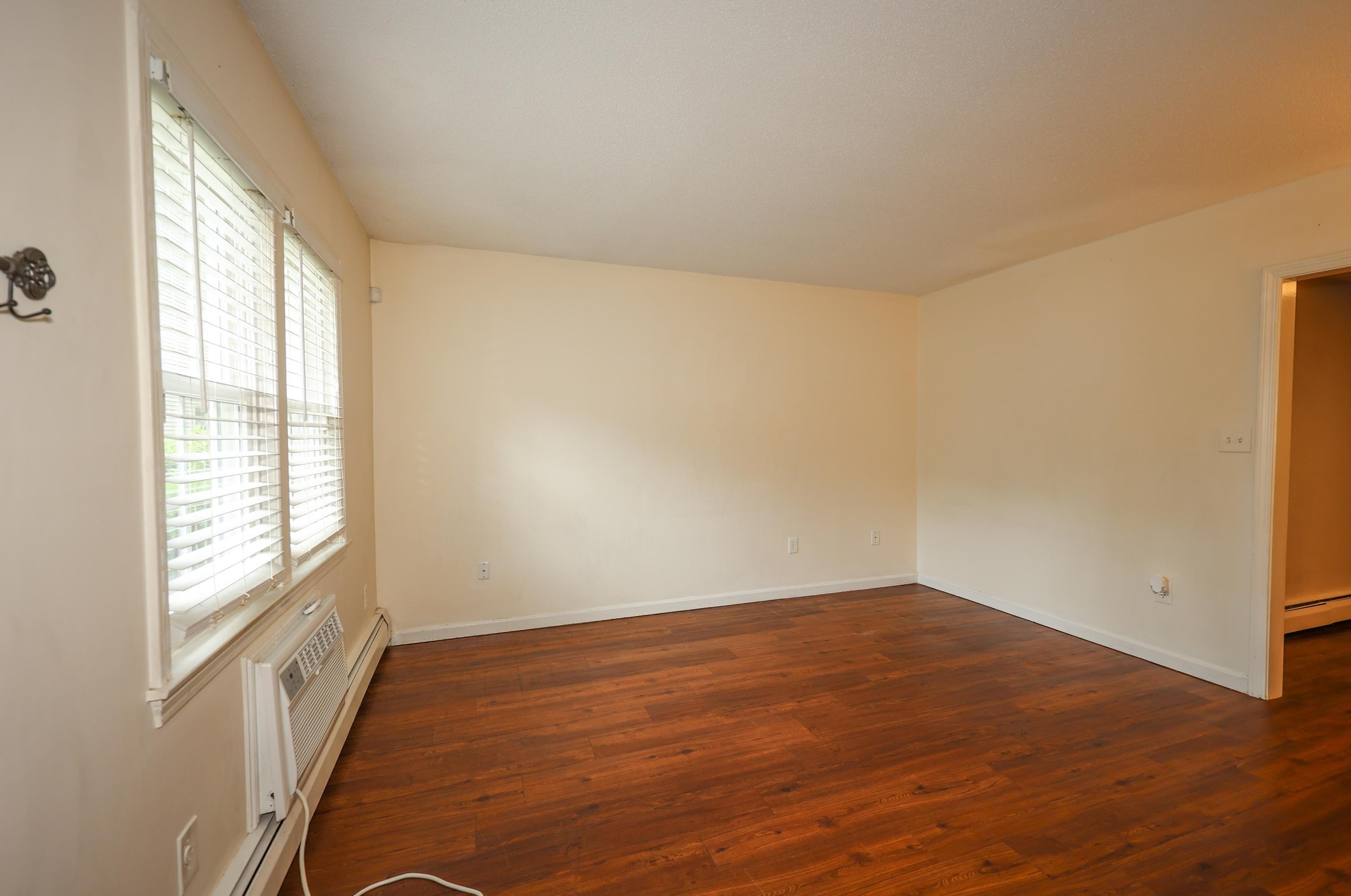 40 Golfview Dr, Manchester, NH 03102