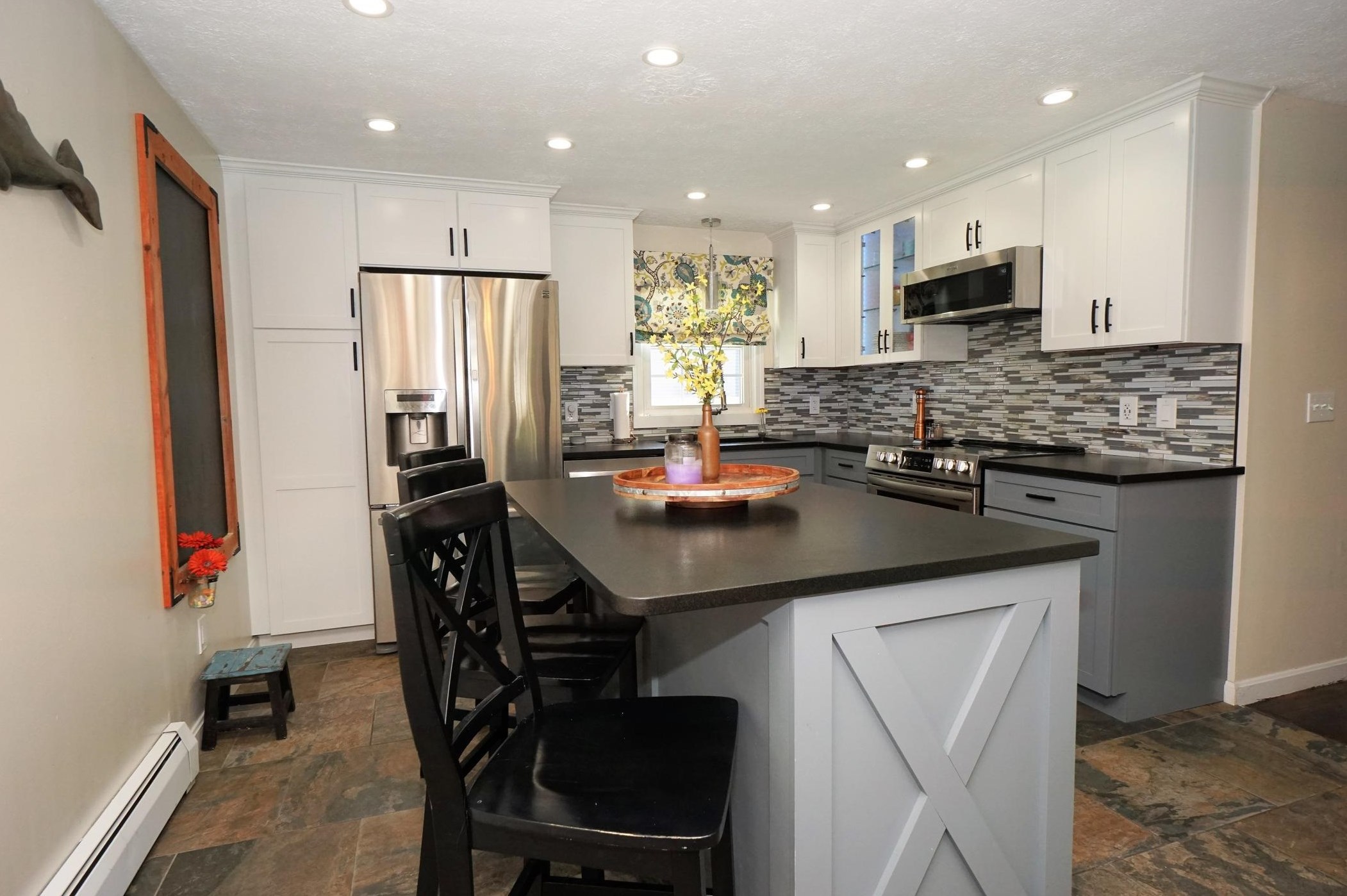 287 Holt Ave, Manchester NH 03109-5213 exterior