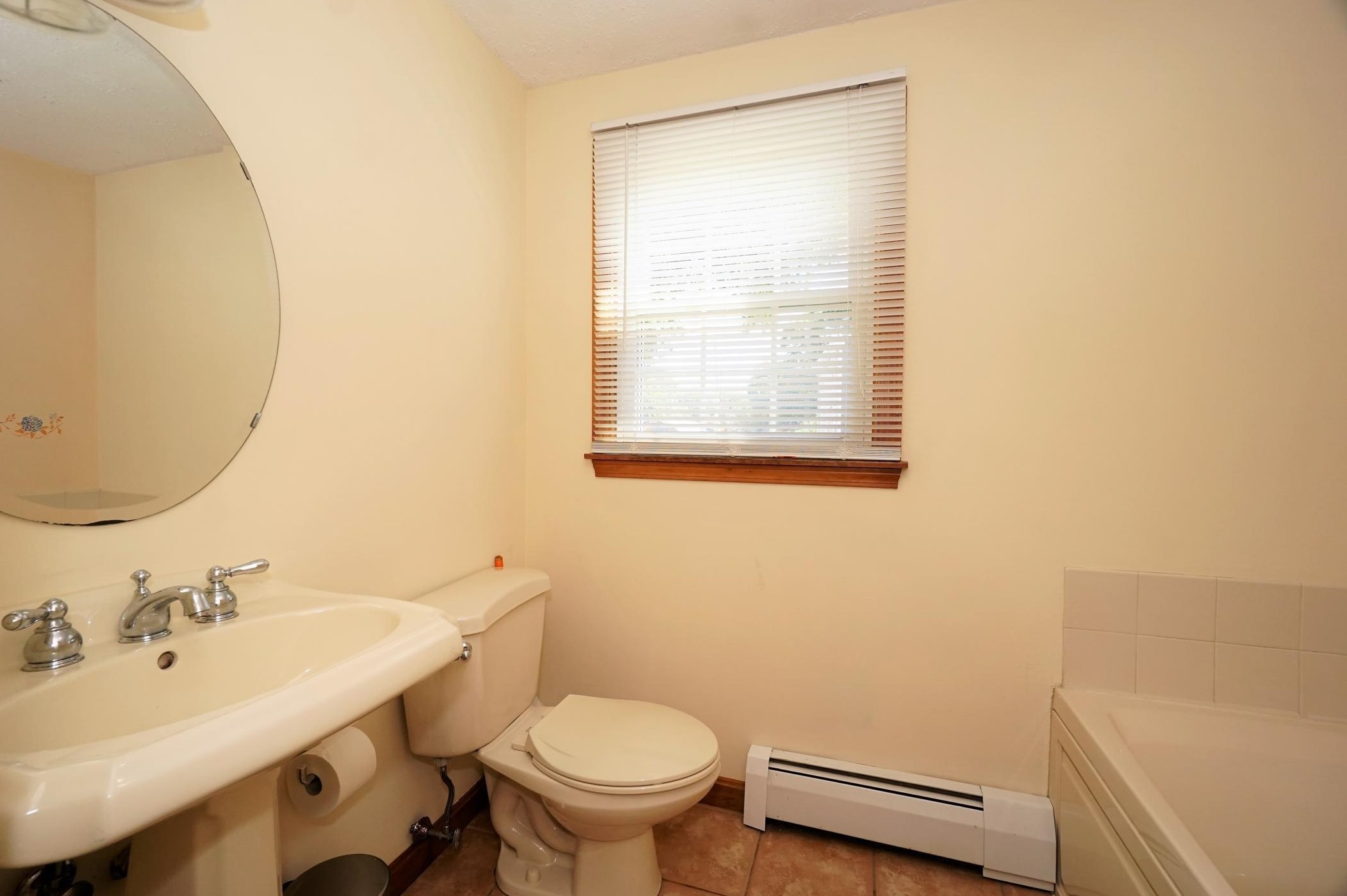 287 Holt Ave, Manchester NH 03109-5213 exterior