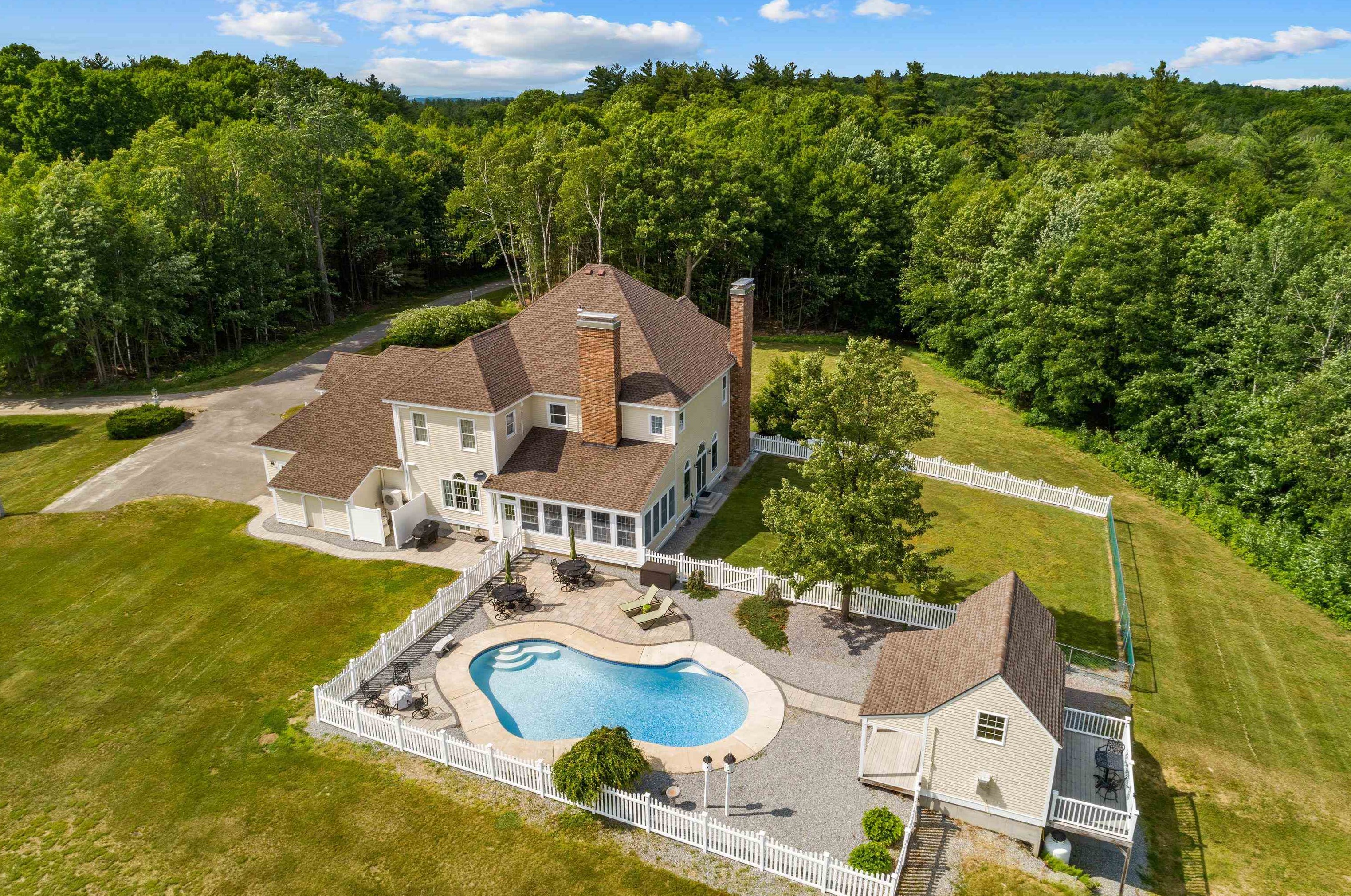 15 Flintlock Farm Rd, Goffstown, NH 03046-4403