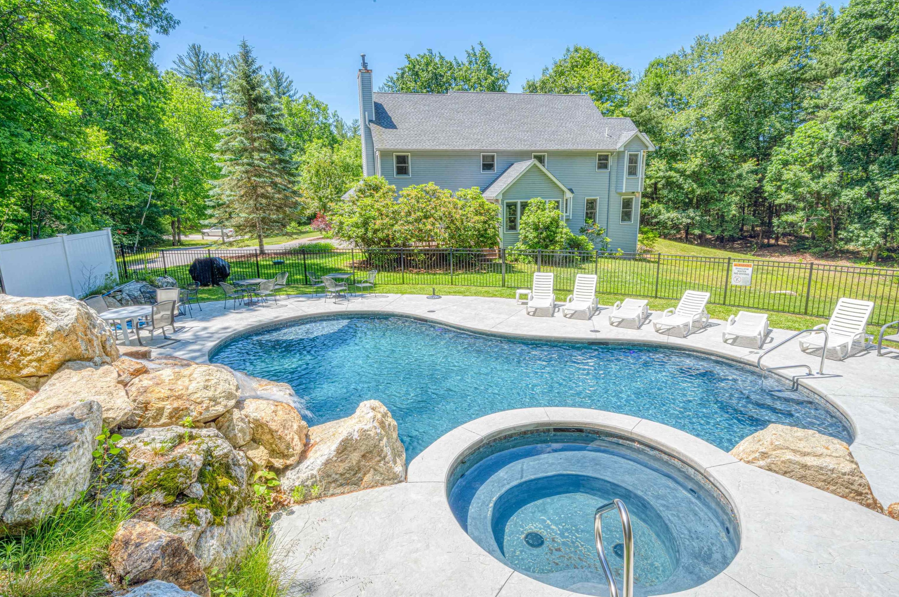 3 Everest Dr, Merrimack, NH 03054-6818
