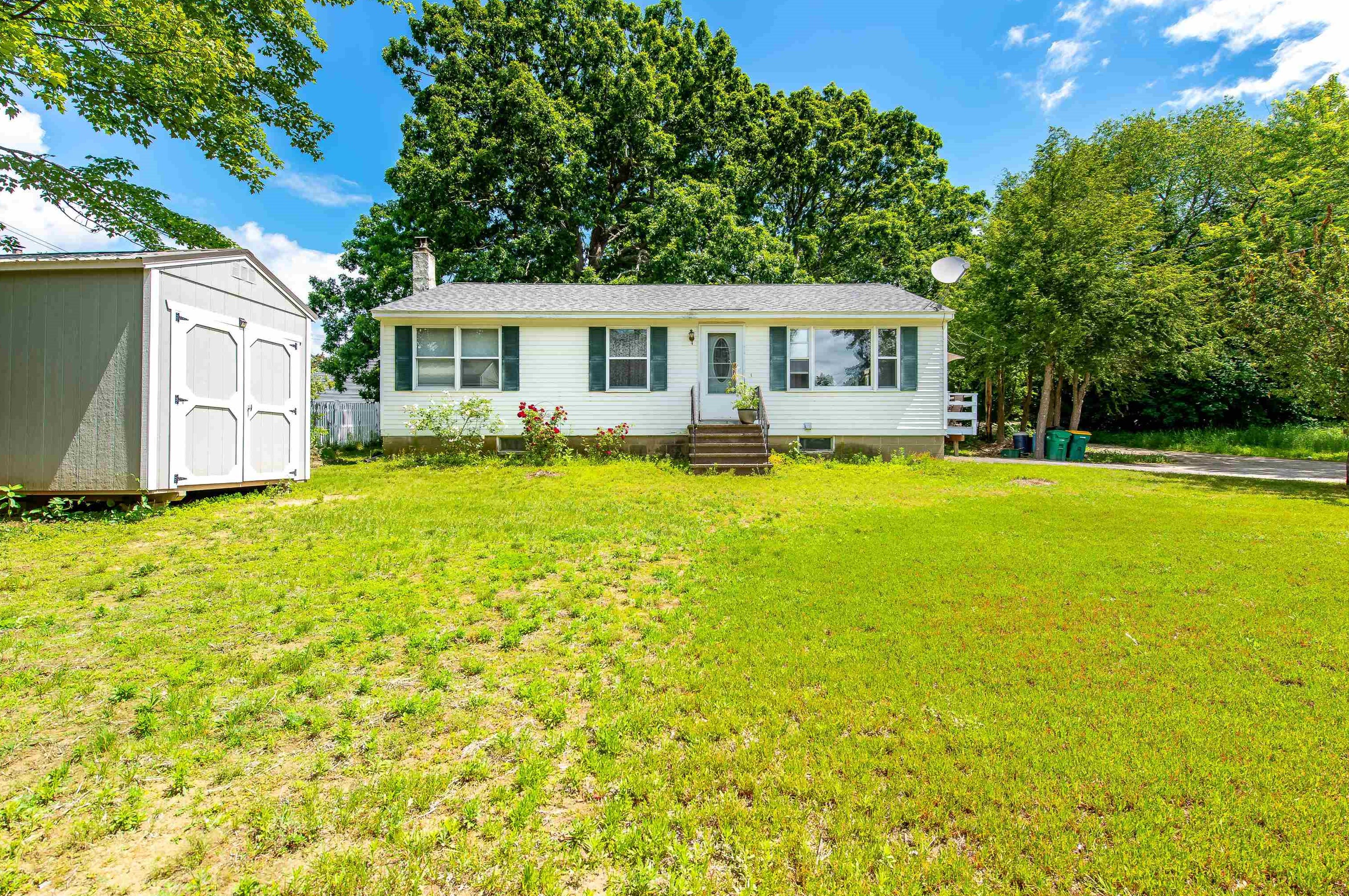 52 Leonard St, Rochester, NH 03867-2323
