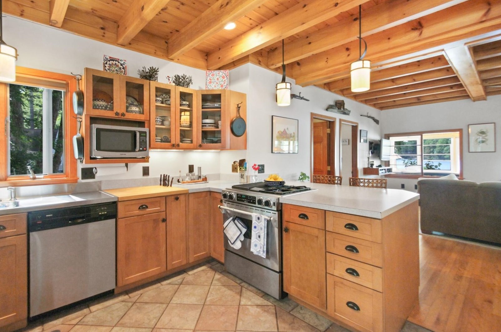 4 Jebb Rd, Merrimack NH 03054-2236 exterior