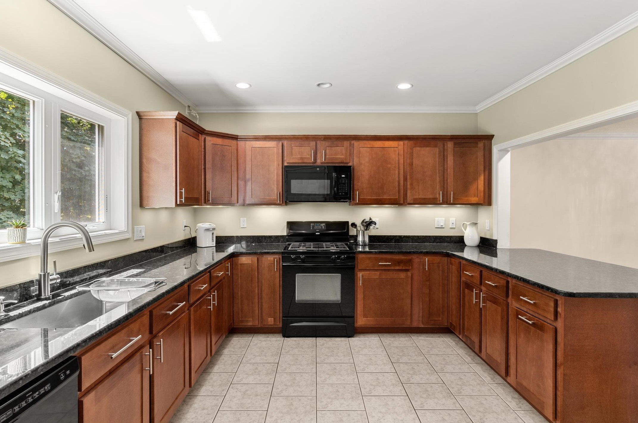 17 Wethersfield Rd, Nashua, NH 03062