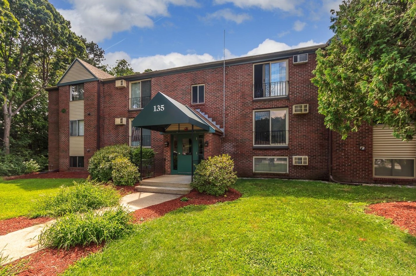 135 English Village Rd, Manchester, NH 03102