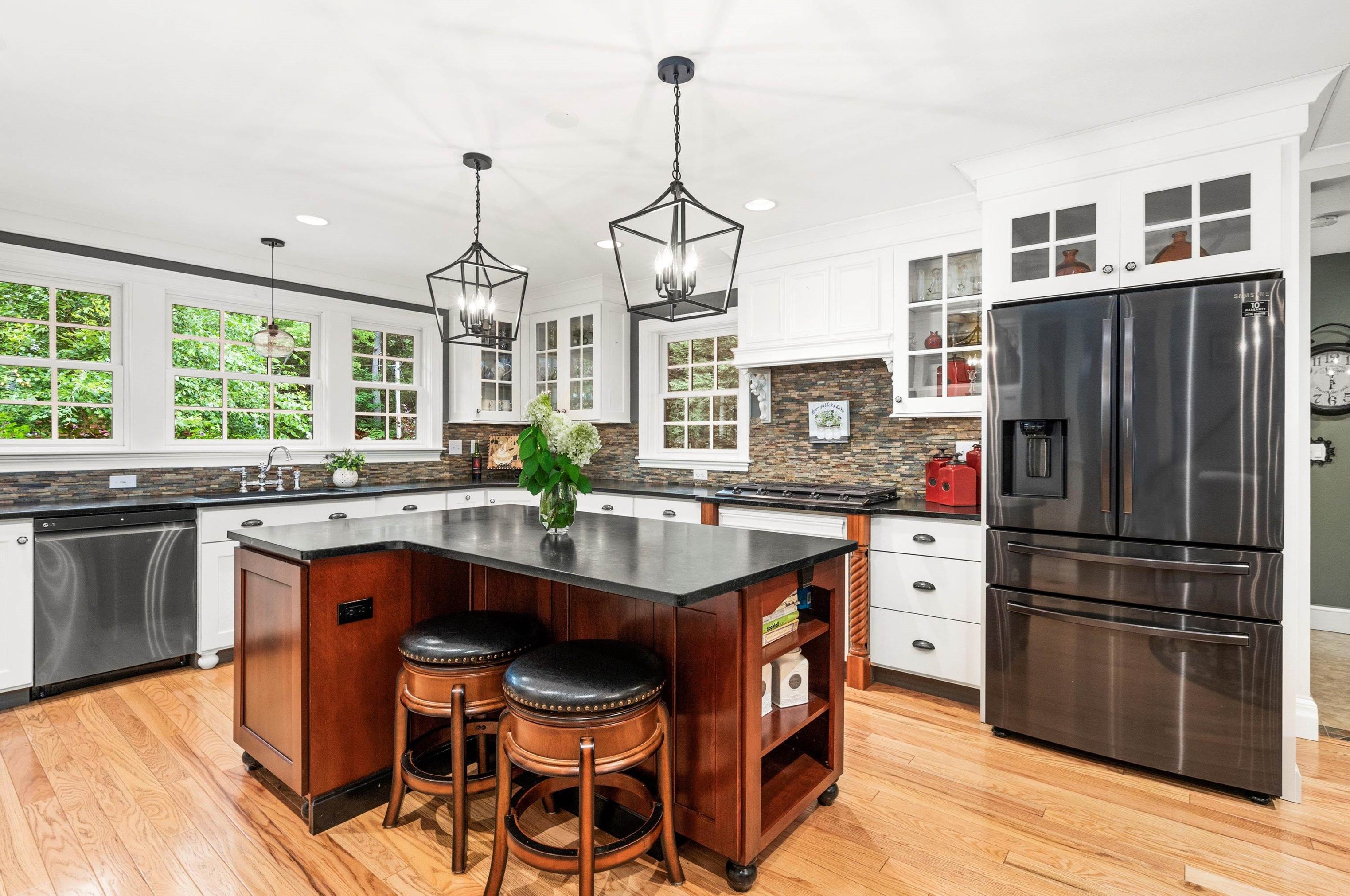 195 Heather St, Manchester NH 03104-2042 exterior