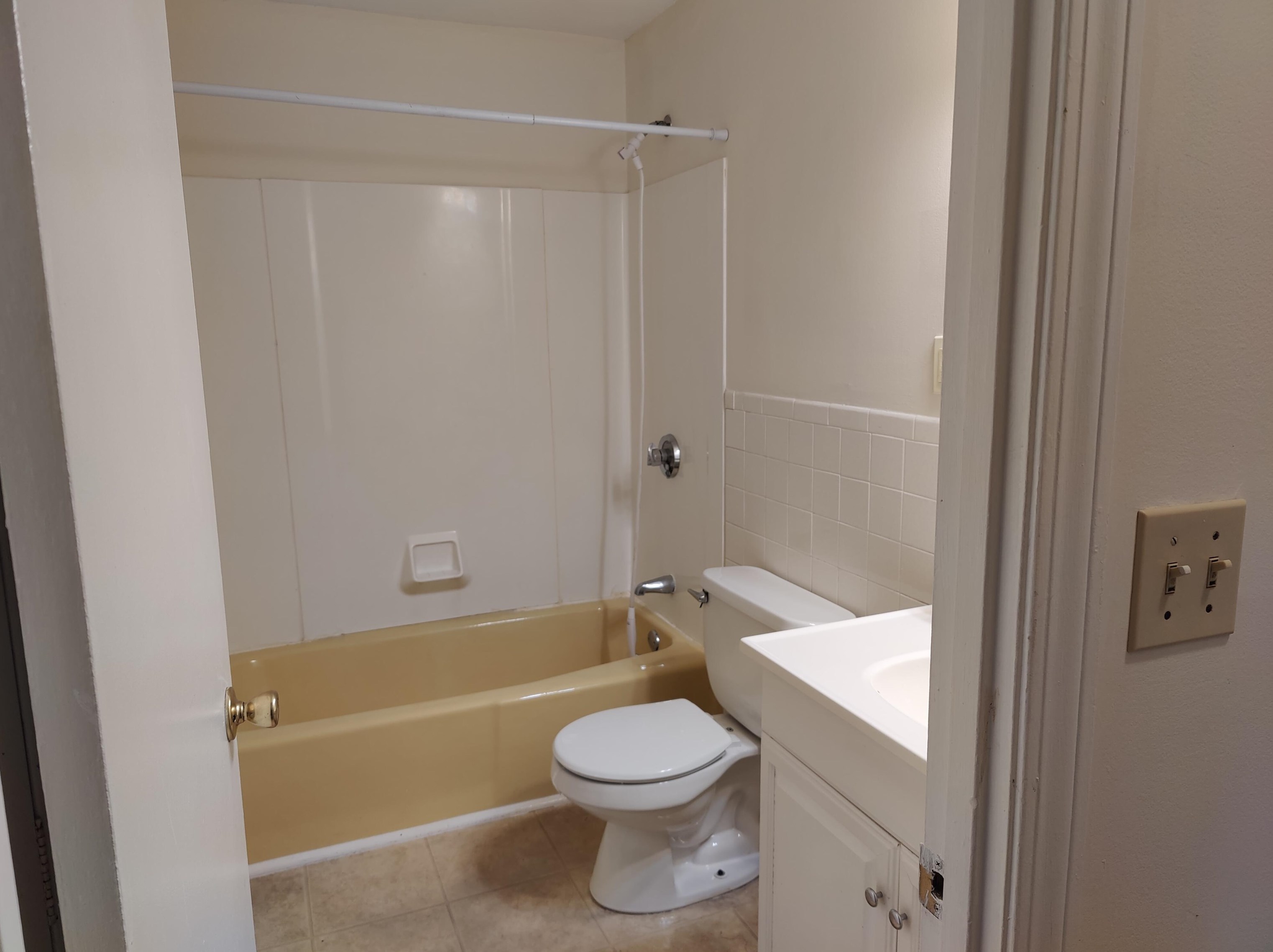 133 English Village Rd, Manchester NH  03102-2476 exterior