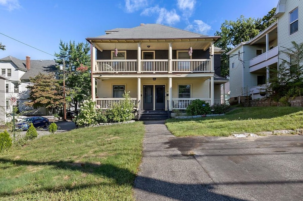 366 Lowell St, Manchester, NH 03104-5163