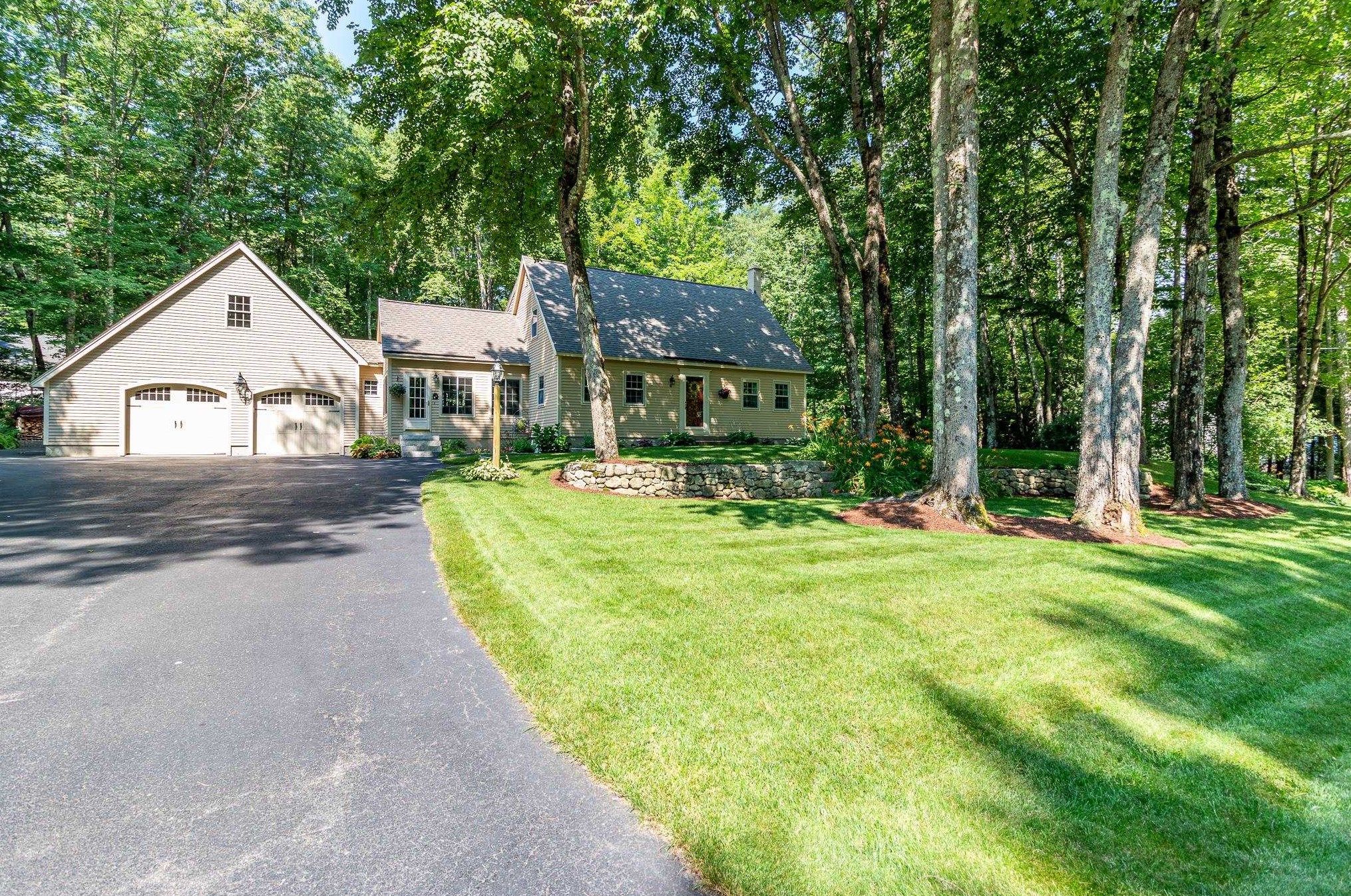 6 Tomahawk Dr, Merrimack, NH 03054-2335