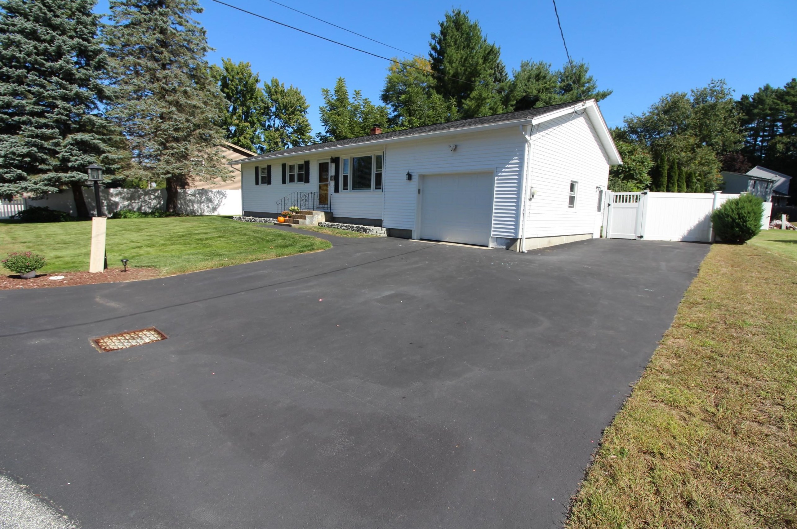 10 Bullard Dr, Manchester, NH 03106-1649