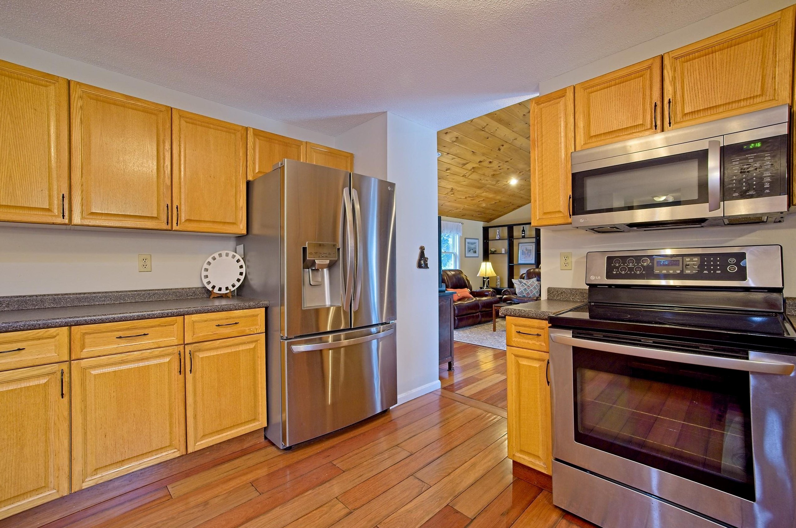 6 Waterview Cir, Hudson NH 03052-8046 exterior