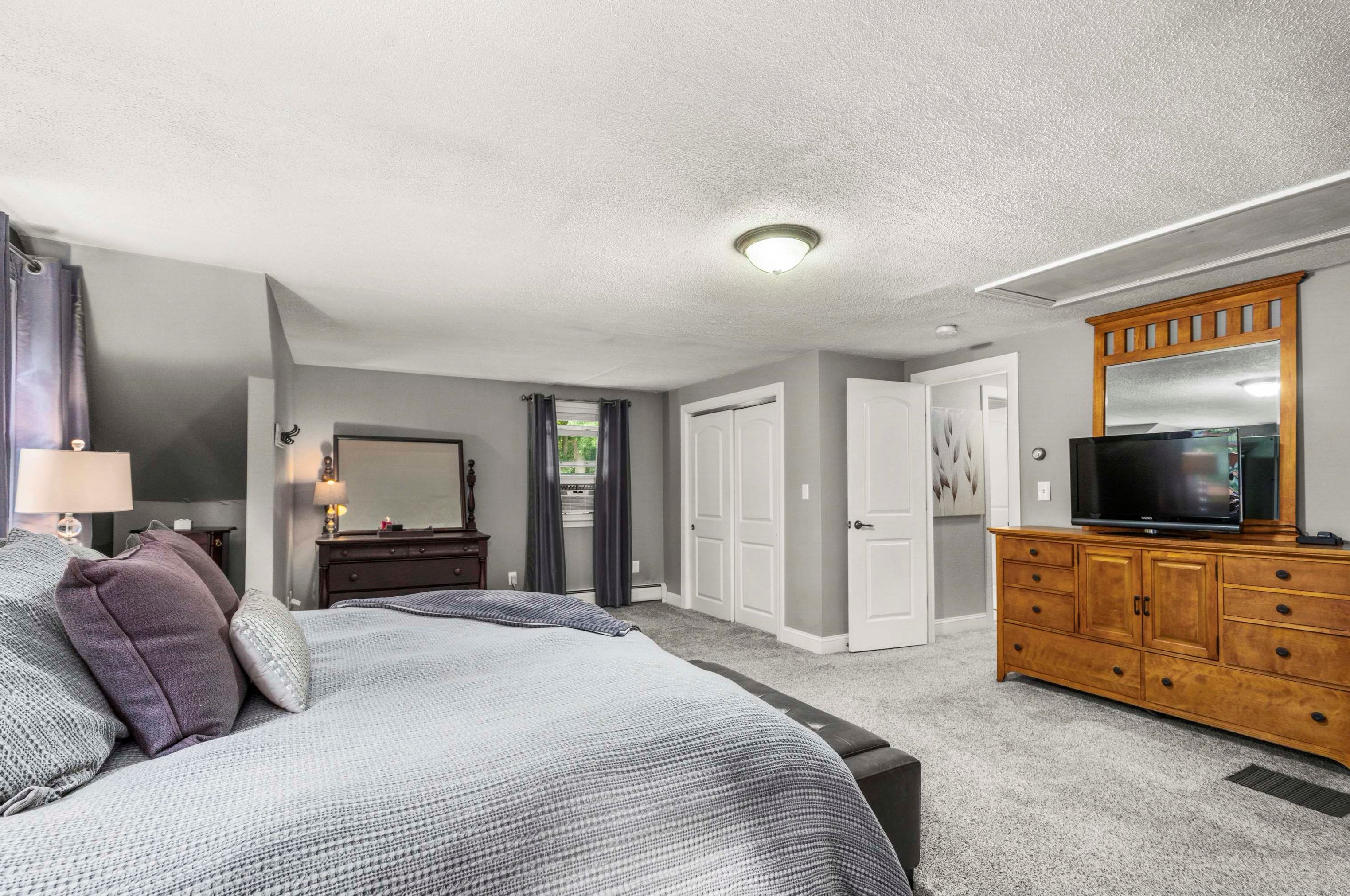 53 Ledge Rd, Hudson NH  03051-3723 exterior