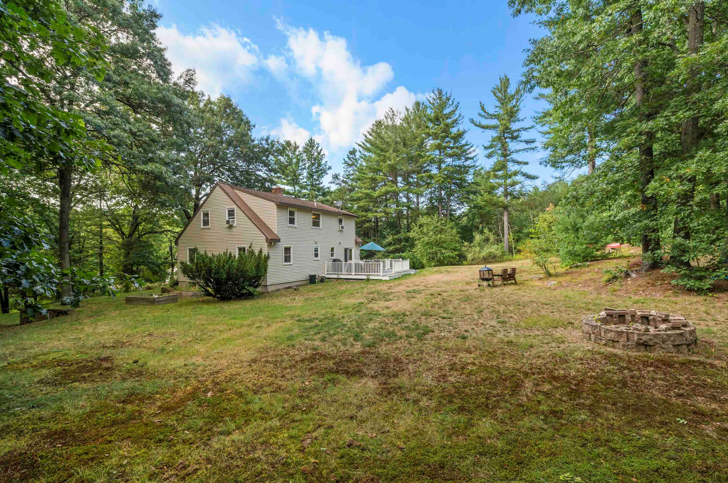 53 Ledge Rd, Hudson NH  03051-3723 exterior