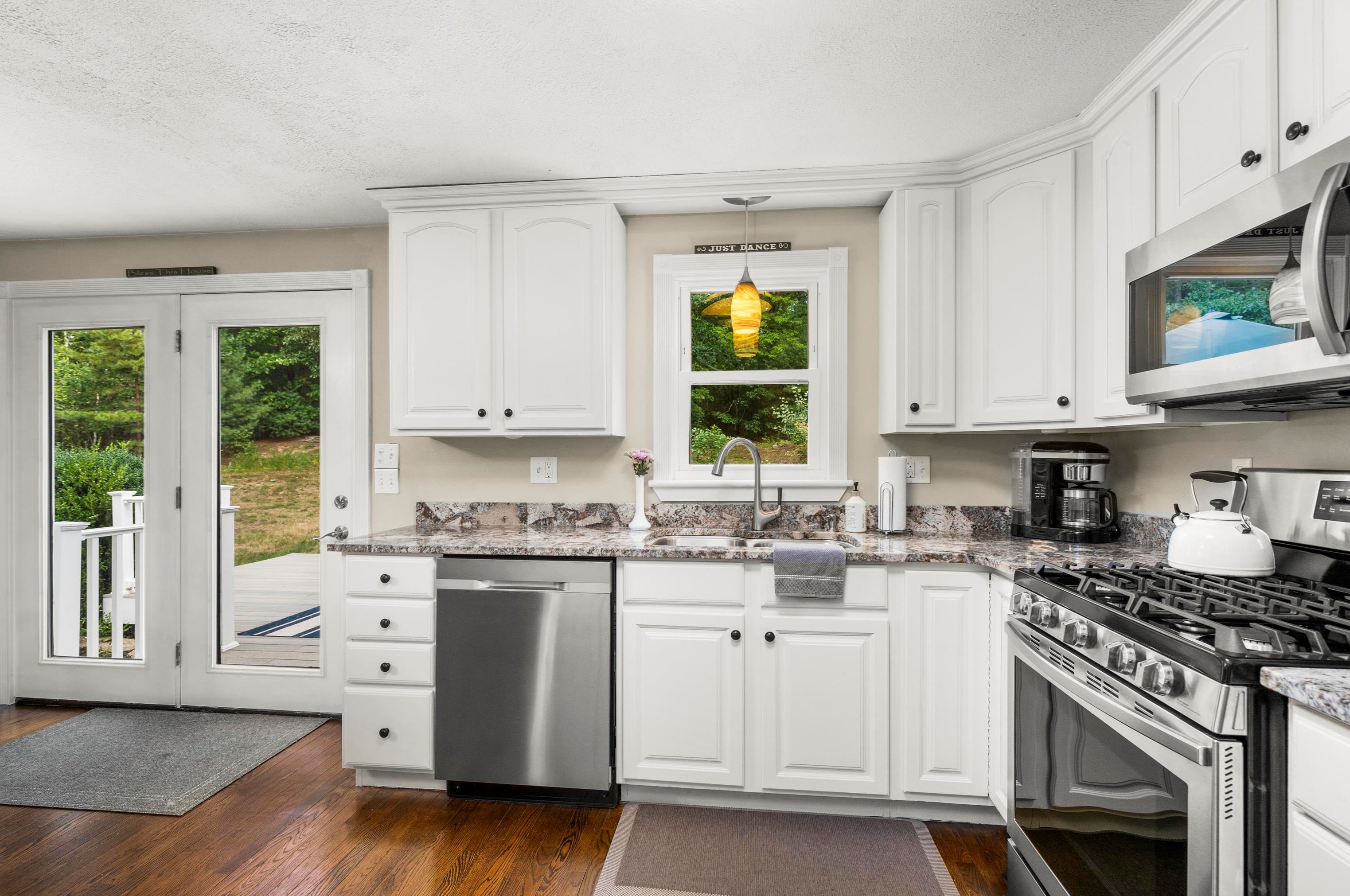 53 Ledge Rd, Hudson NH  03051-3723 exterior