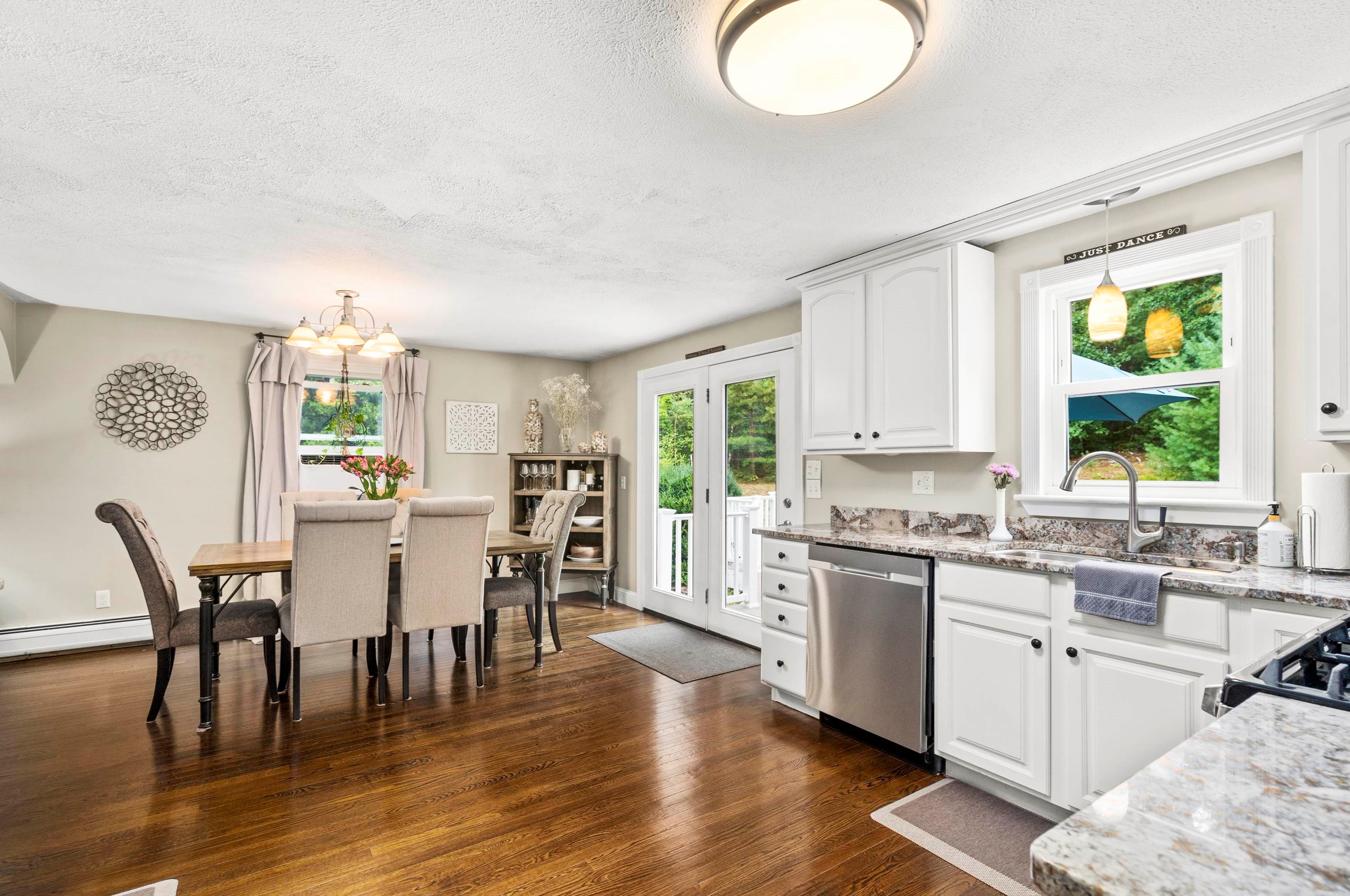 53 Ledge Rd, Hudson NH  03051-3723 exterior