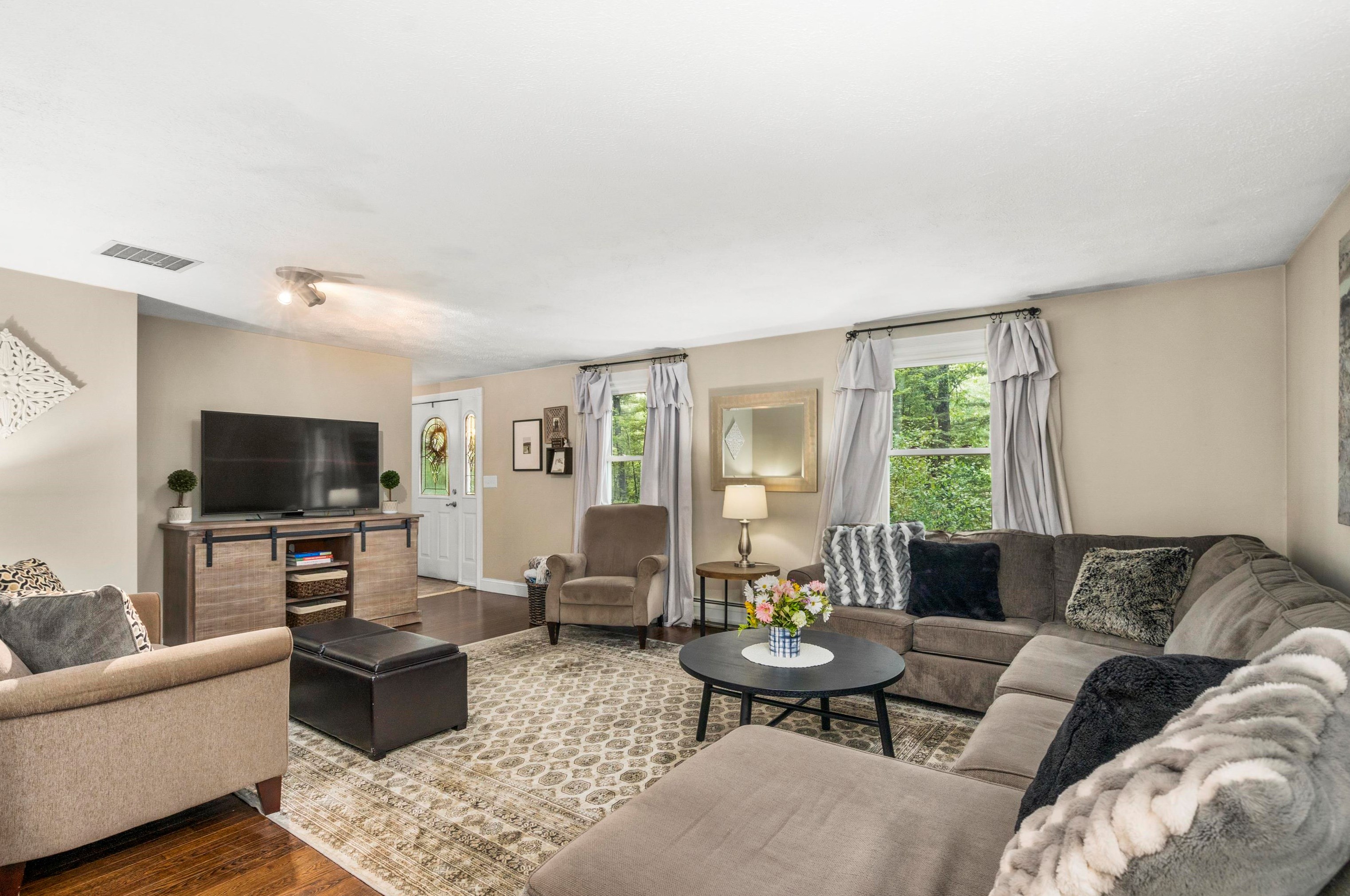 53 Ledge Rd, Hudson NH  03051-3723 exterior