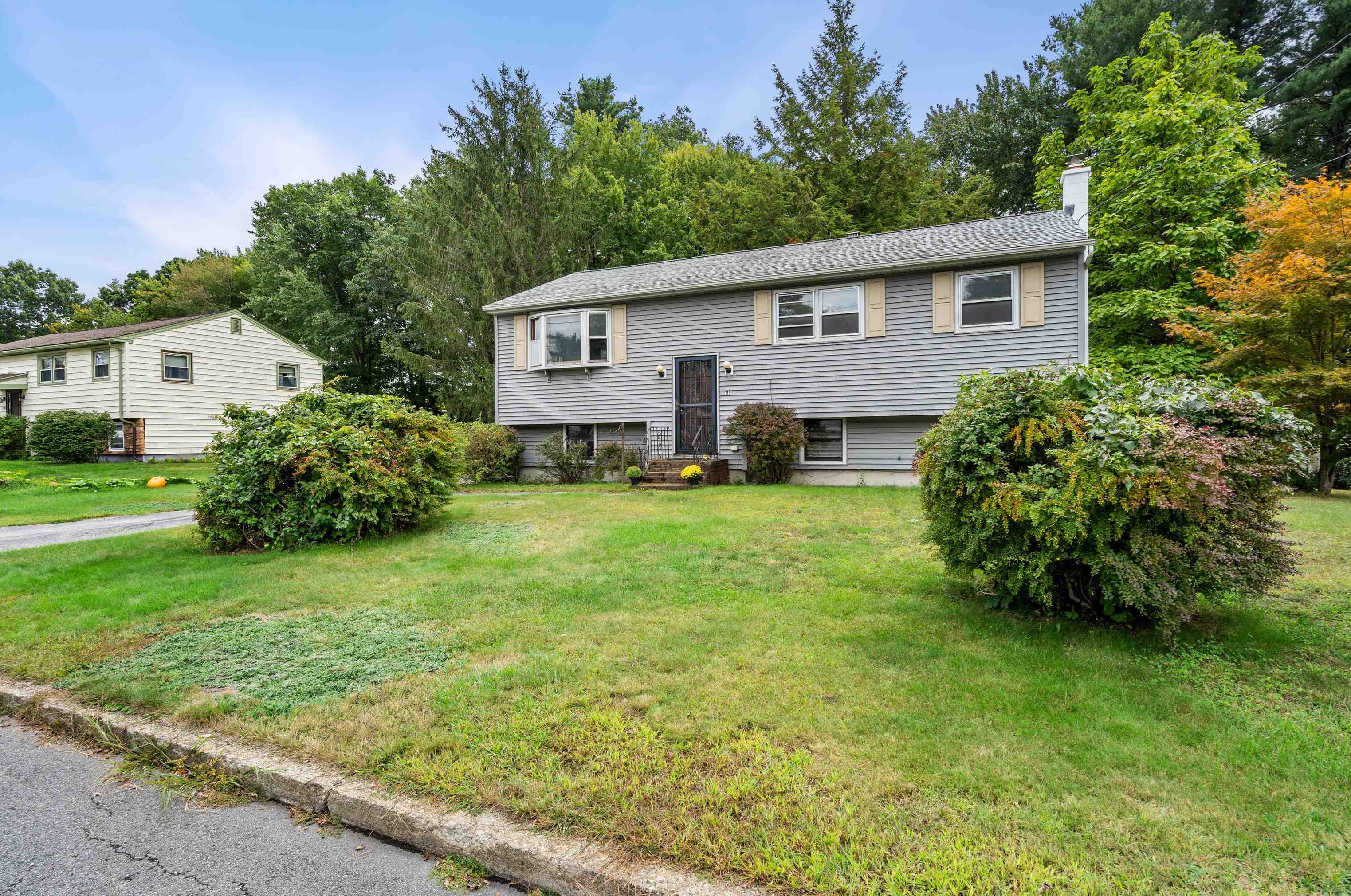 115 Lakeside Dr, Manchester NH 03104-5801 exterior