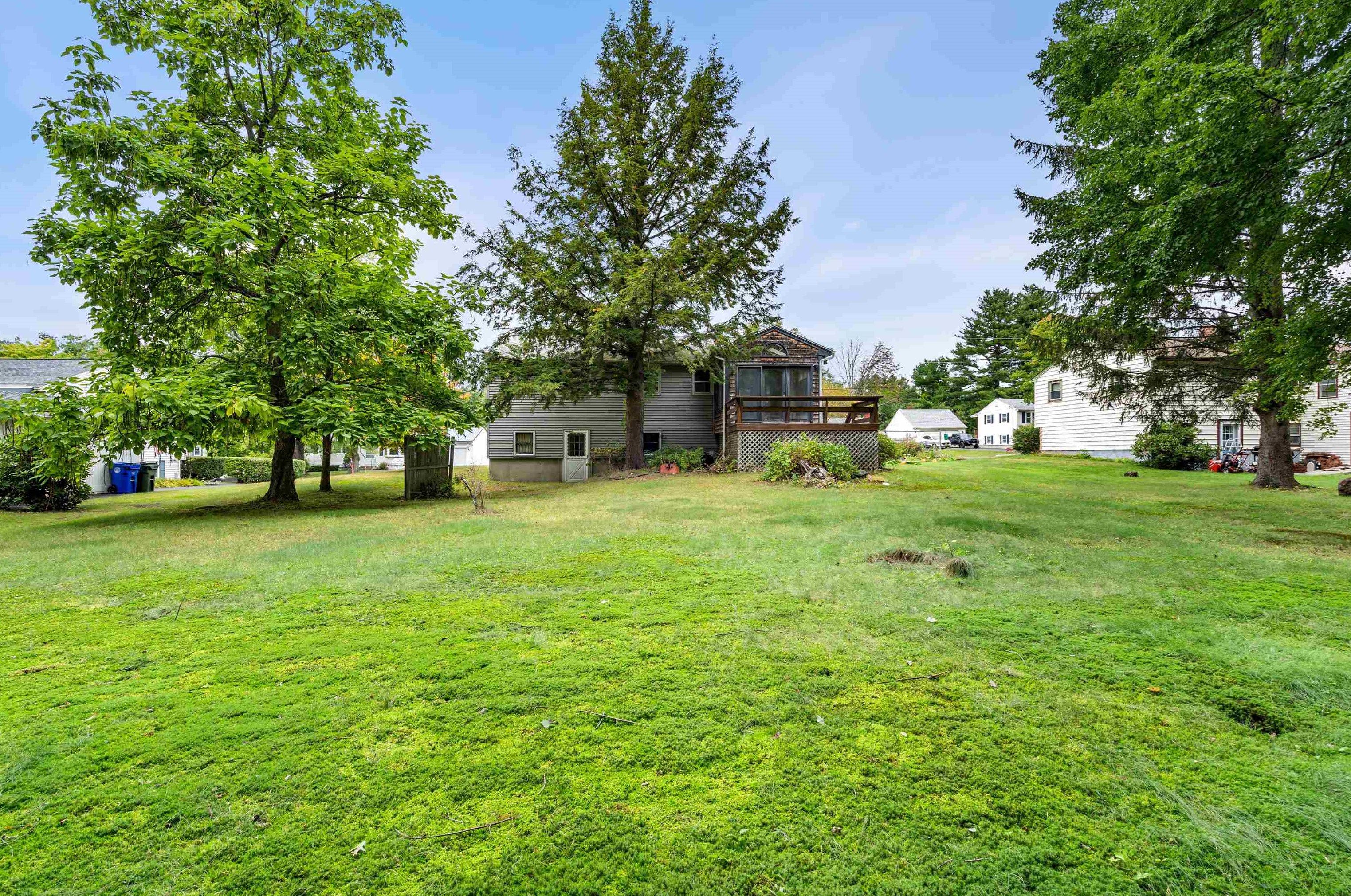 115 Lakeside Dr, Manchester NH 03104-5801 exterior