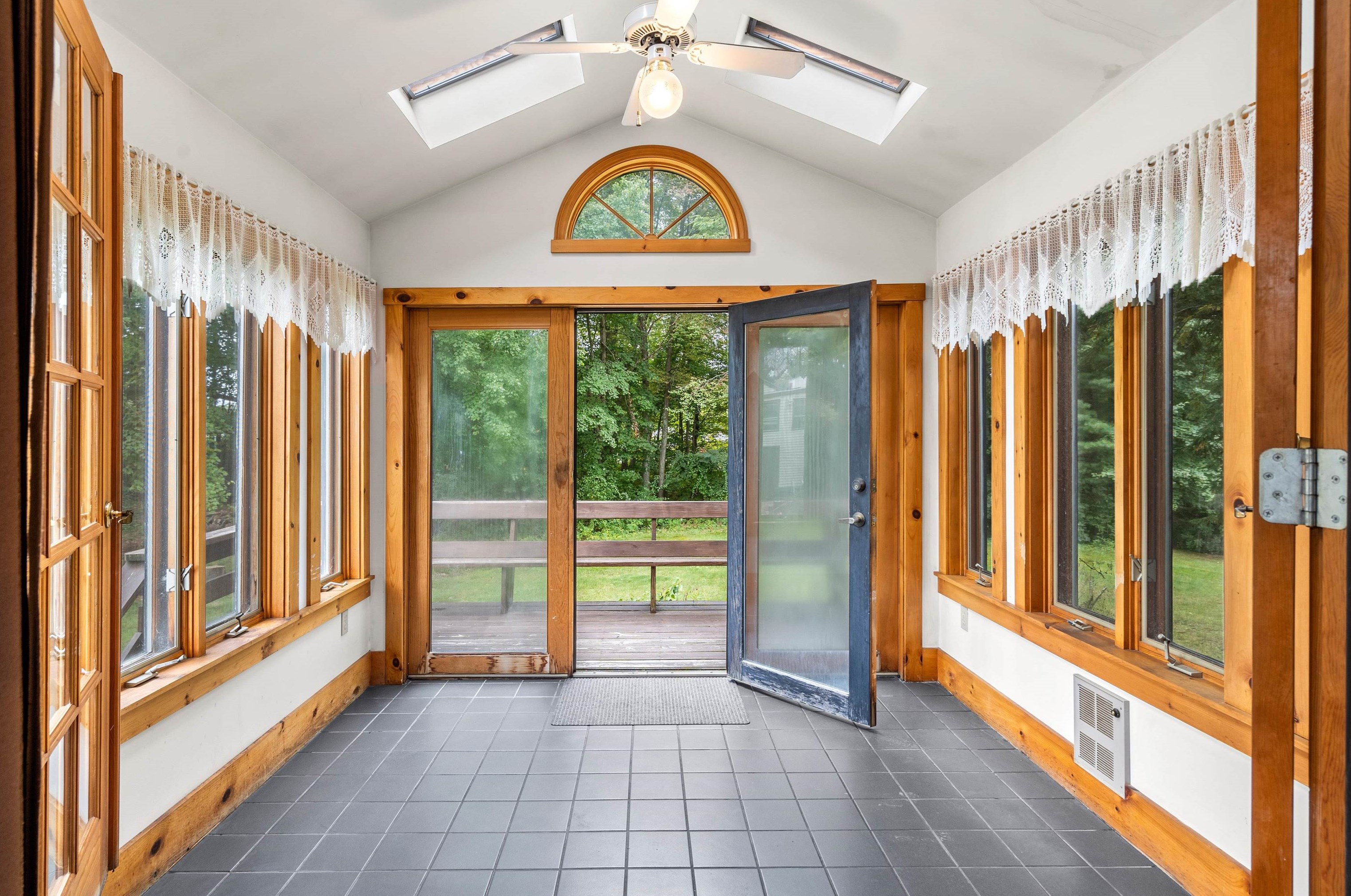 115 Lakeside Dr, Manchester NH 03104-5801 exterior