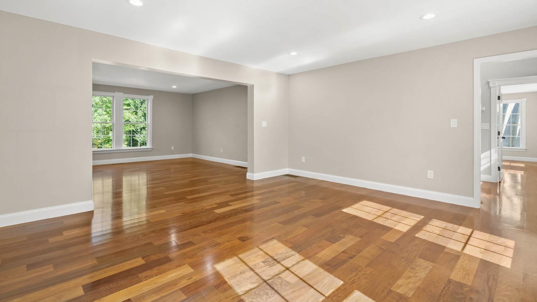 43 Clark Rd, Londonderry, NH 03053