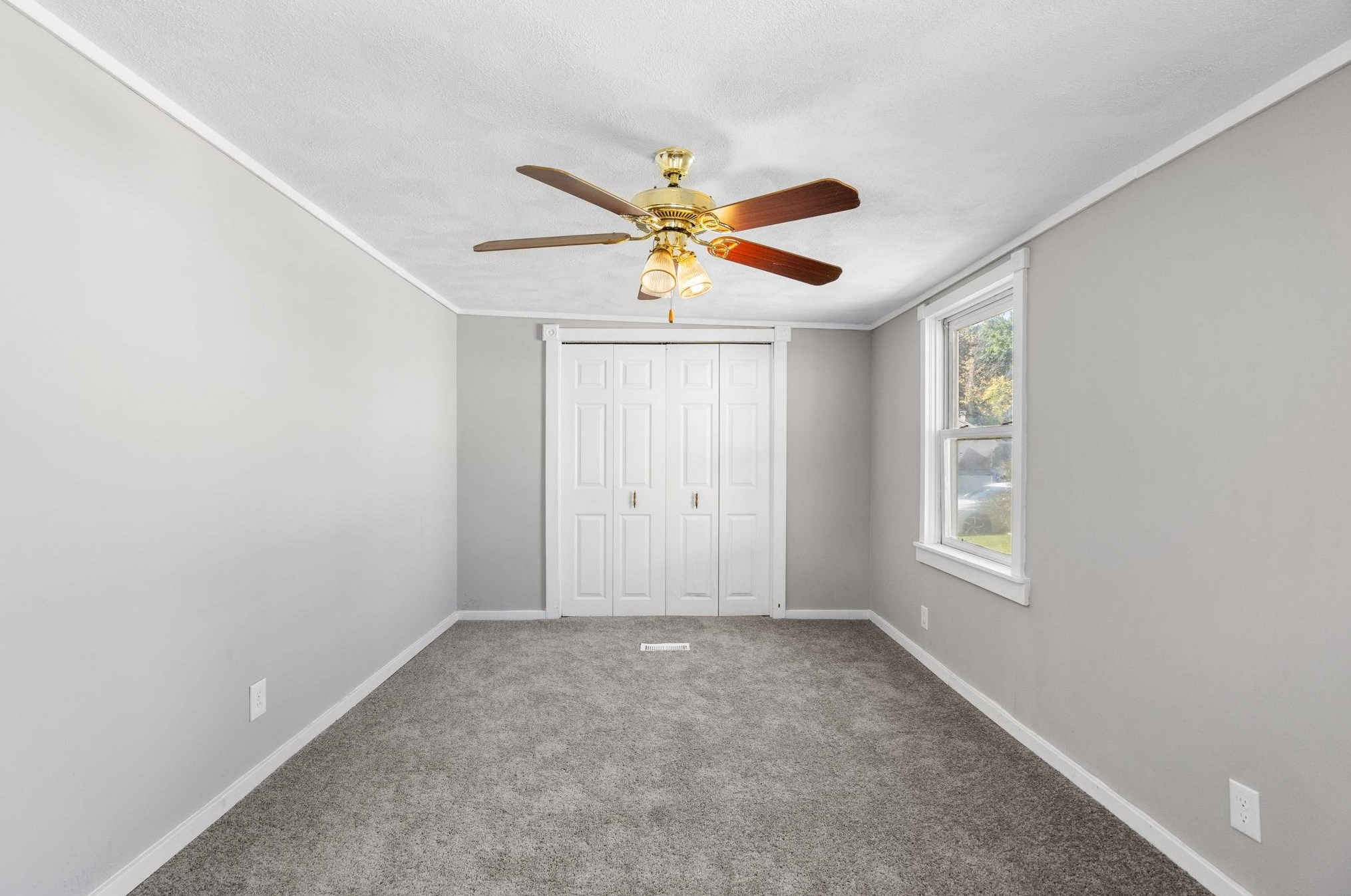 18 Mobile Dr, Hudson NH  03051-3909 exterior