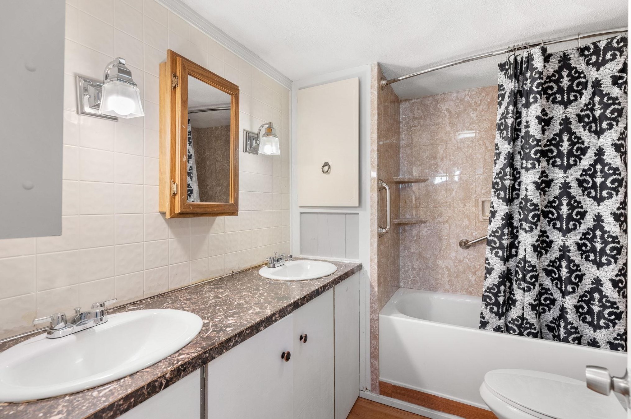 18 Mobile Dr, Hudson NH  03051-3909 exterior