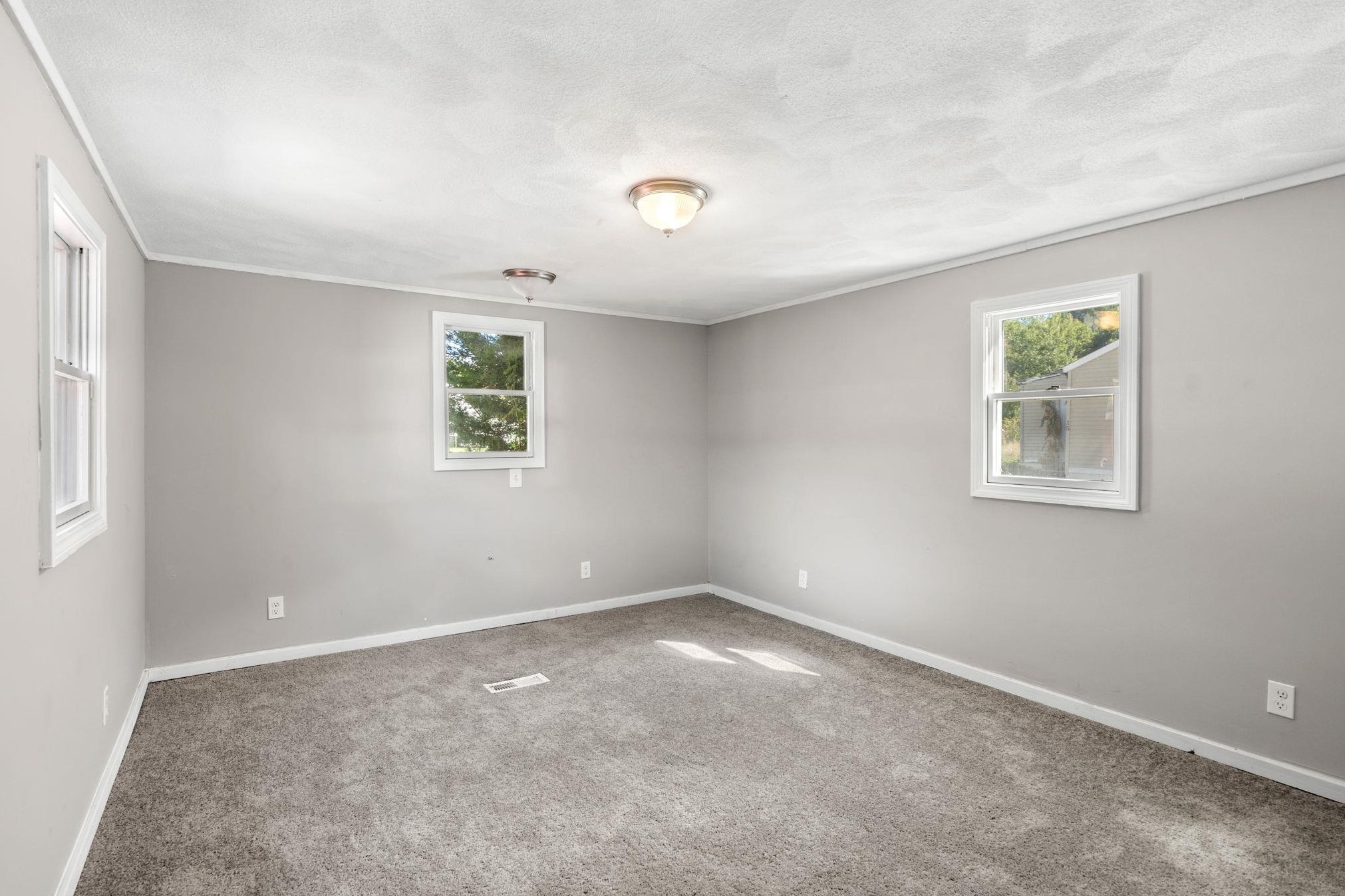 18 Mobile Dr, Hudson NH  03051-3909 exterior