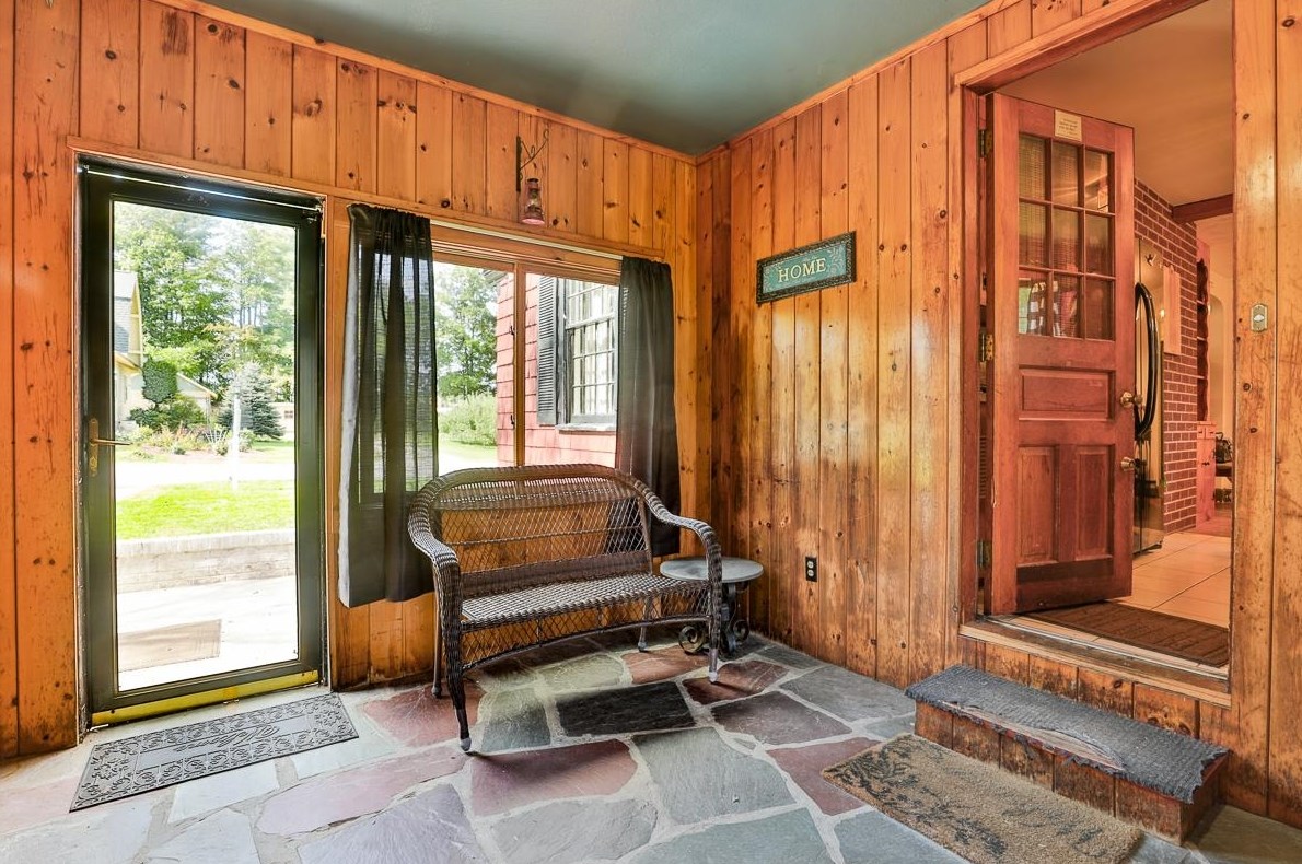 8 King St, Milford, NH 03055-4820