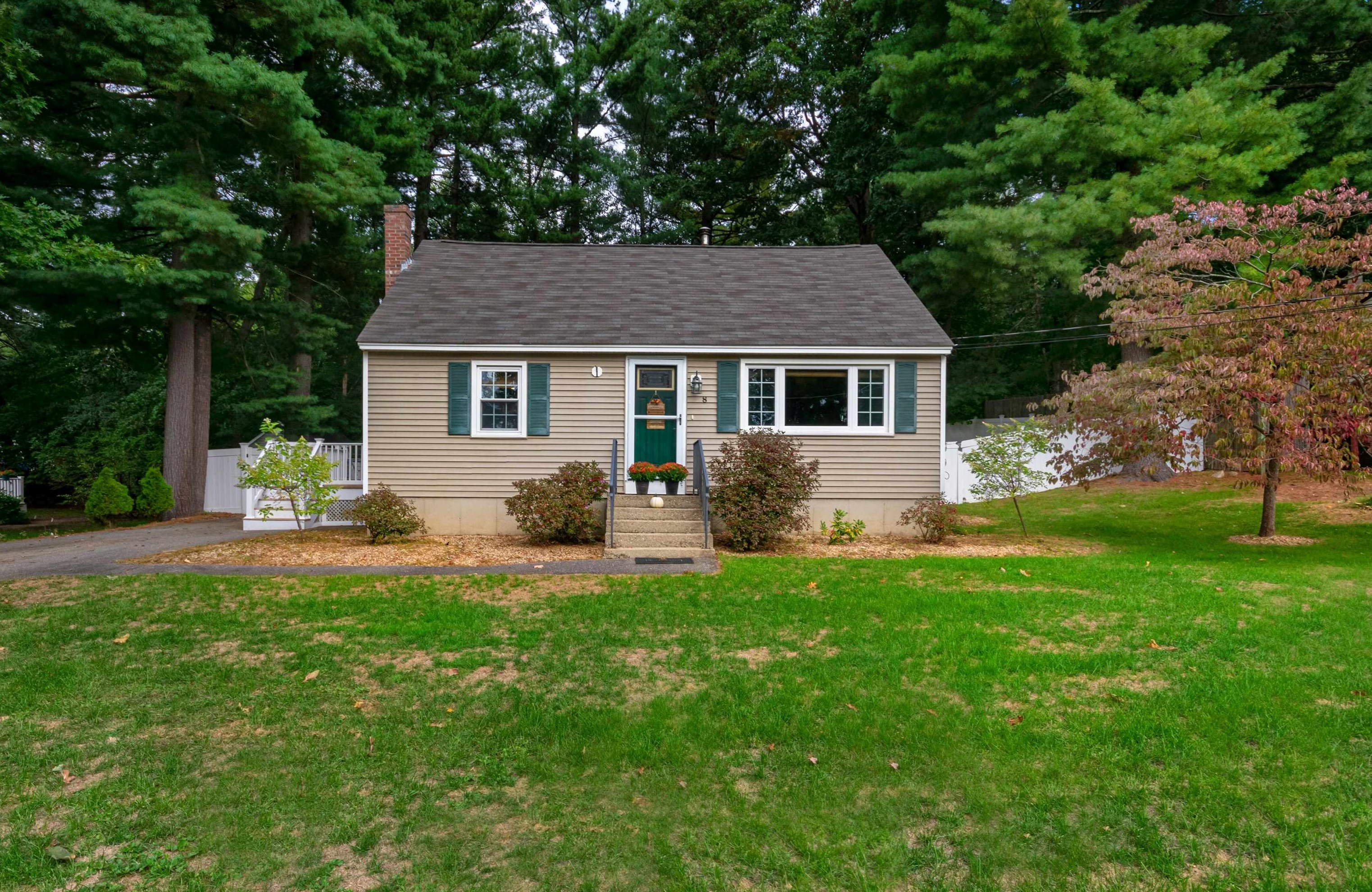 8 Pacific Blvd, Nashua, NH 03062-3511