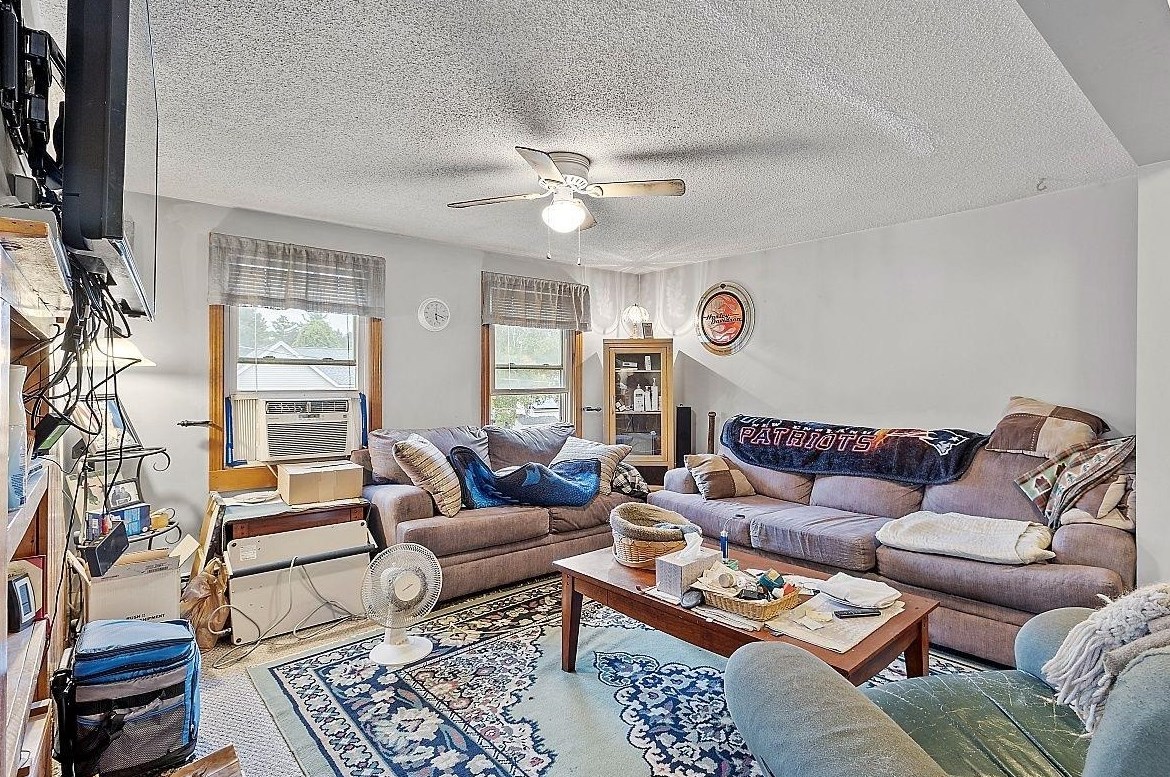 18 Andrews Ave, Hudson NH  03051-4502 exterior