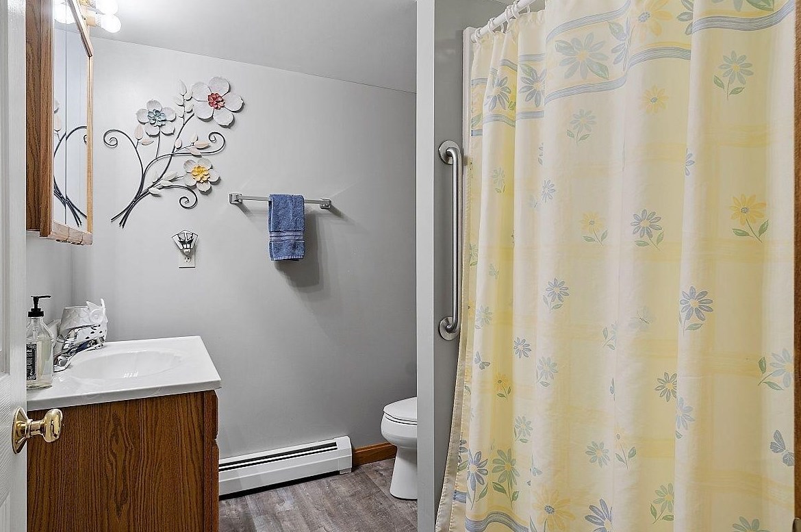 18 Andrews Ave, Hudson NH  03051-4502 exterior